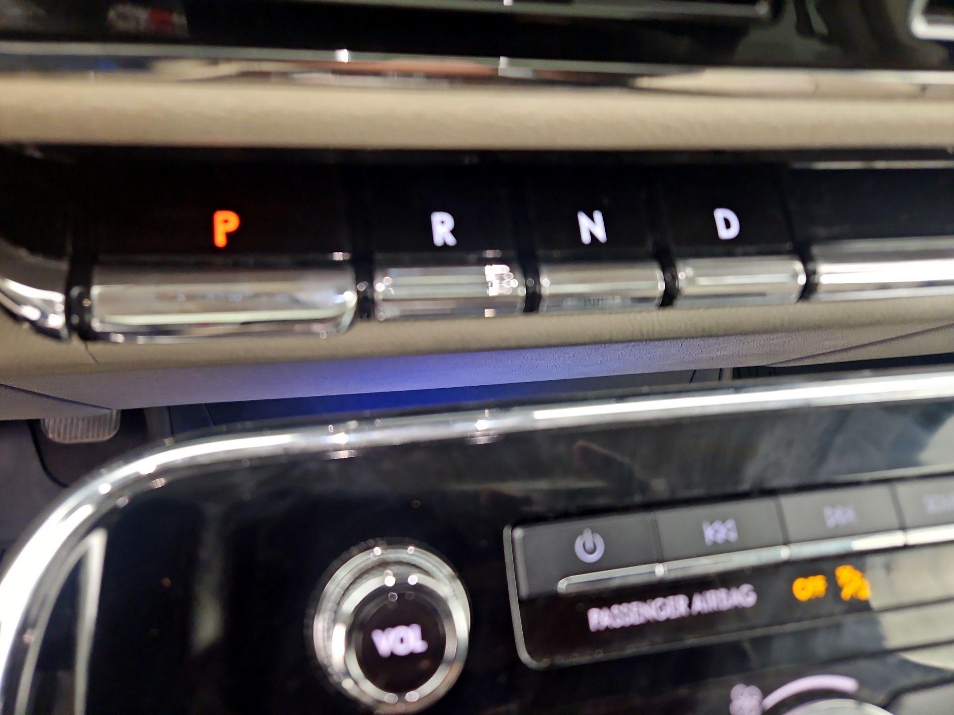 Thumbnail: 2021 Lincoln Navigator L - 17