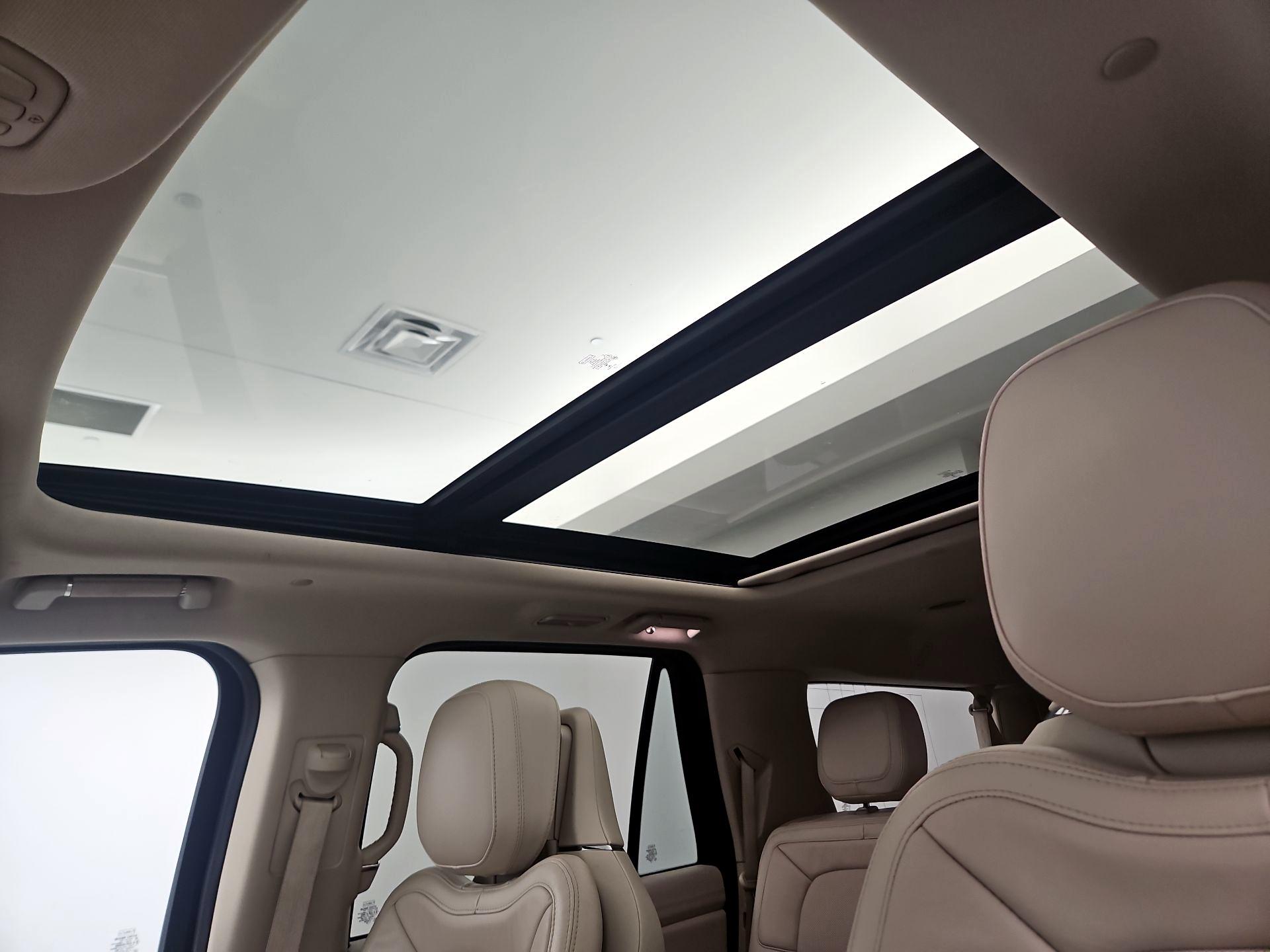 Thumbnail: 2021 Lincoln Navigator L - 18