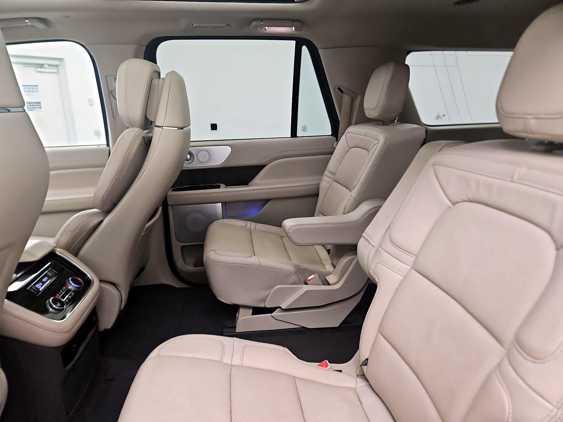 Thumbnail: 2021 Lincoln Navigator L - 19