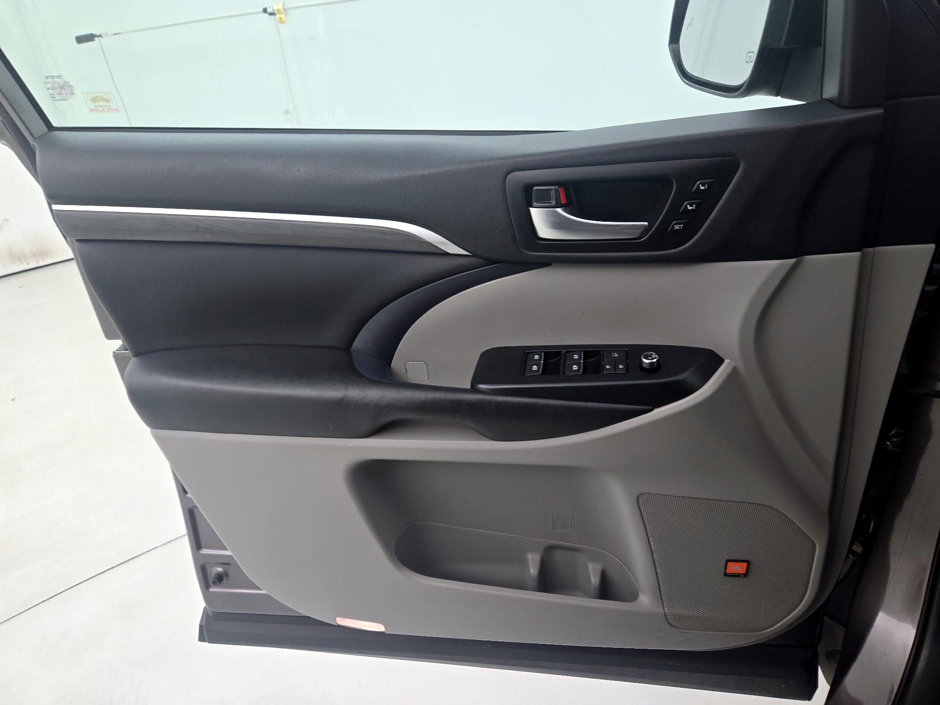 Thumbnail: 2019 Toyota Highlander - 12