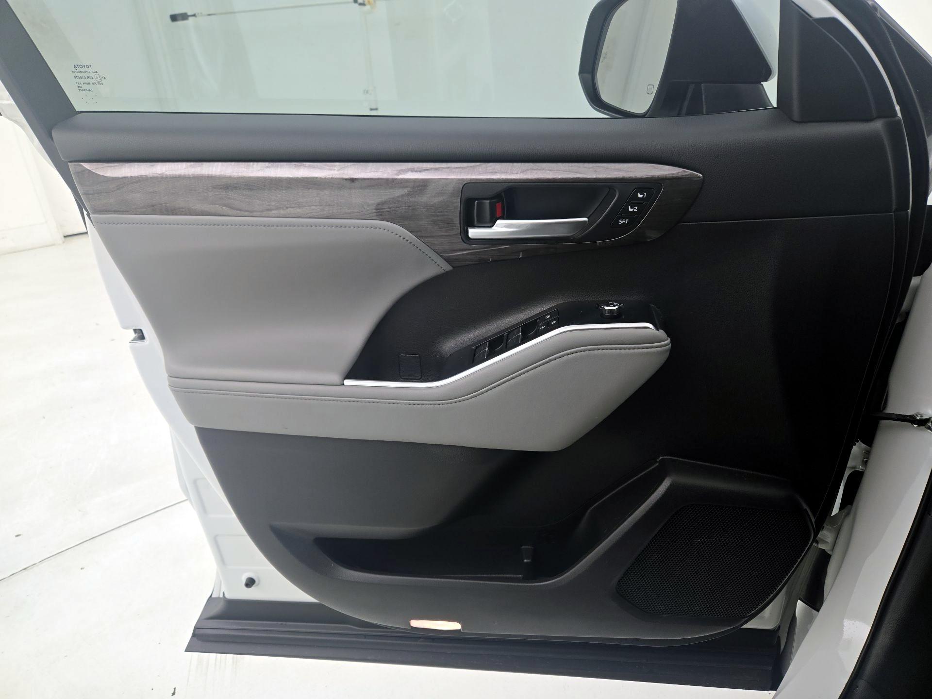 Thumbnail: 2026 Toyota Highlander - 12