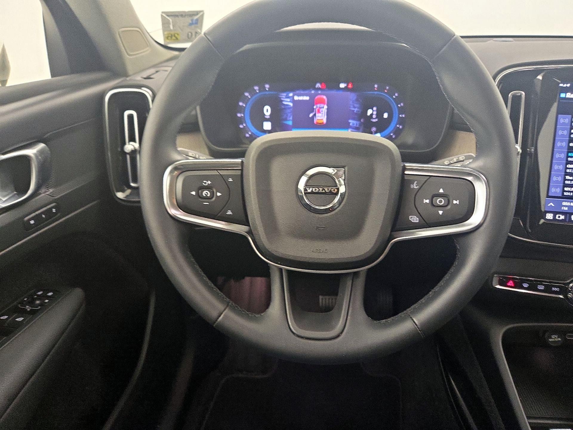 Thumbnail: 2023 Volvo XC40 - 10
