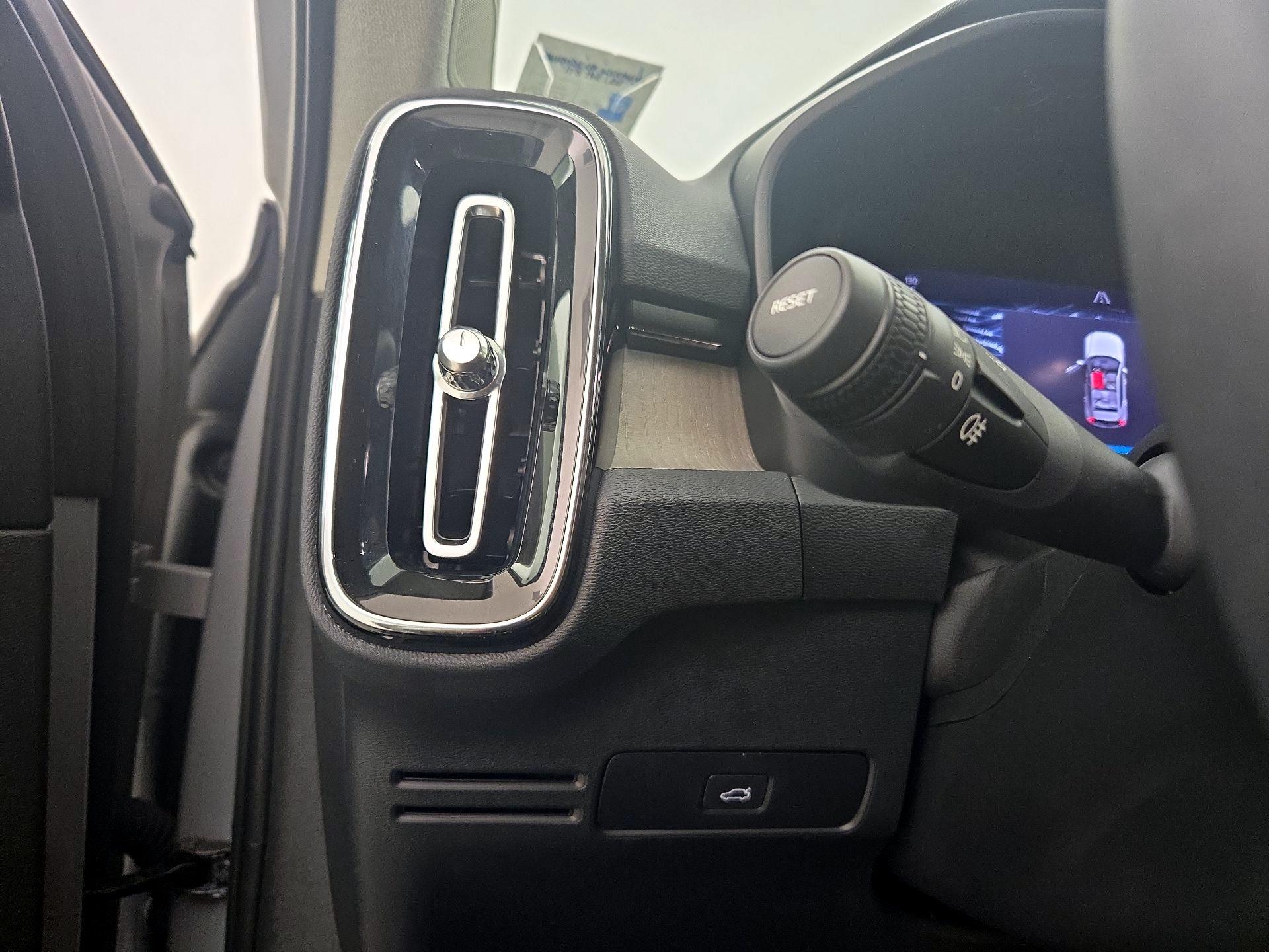 Thumbnail: 2023 Volvo XC40 - 13