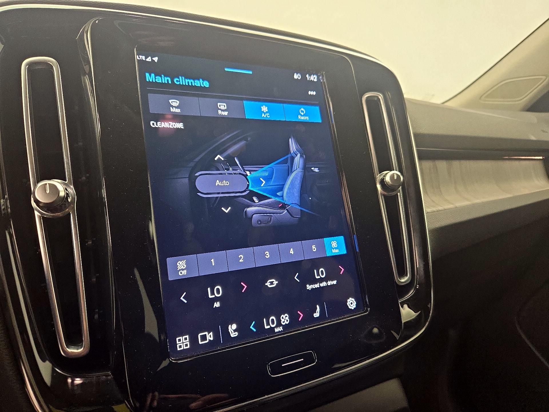 Thumbnail: 2023 Volvo XC40 - 16