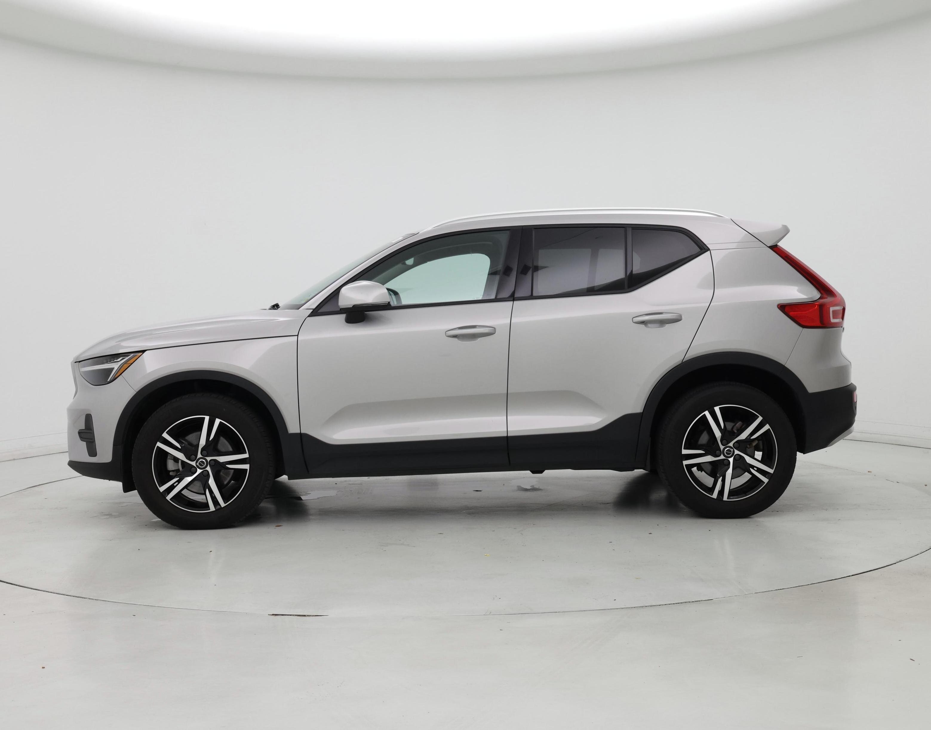 Thumbnail: 2023 Volvo XC40 - 3