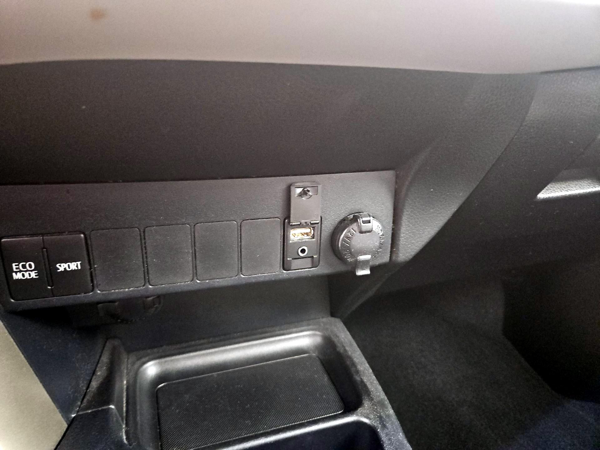 Thumbnail: 2015 Toyota RAV4 - 18