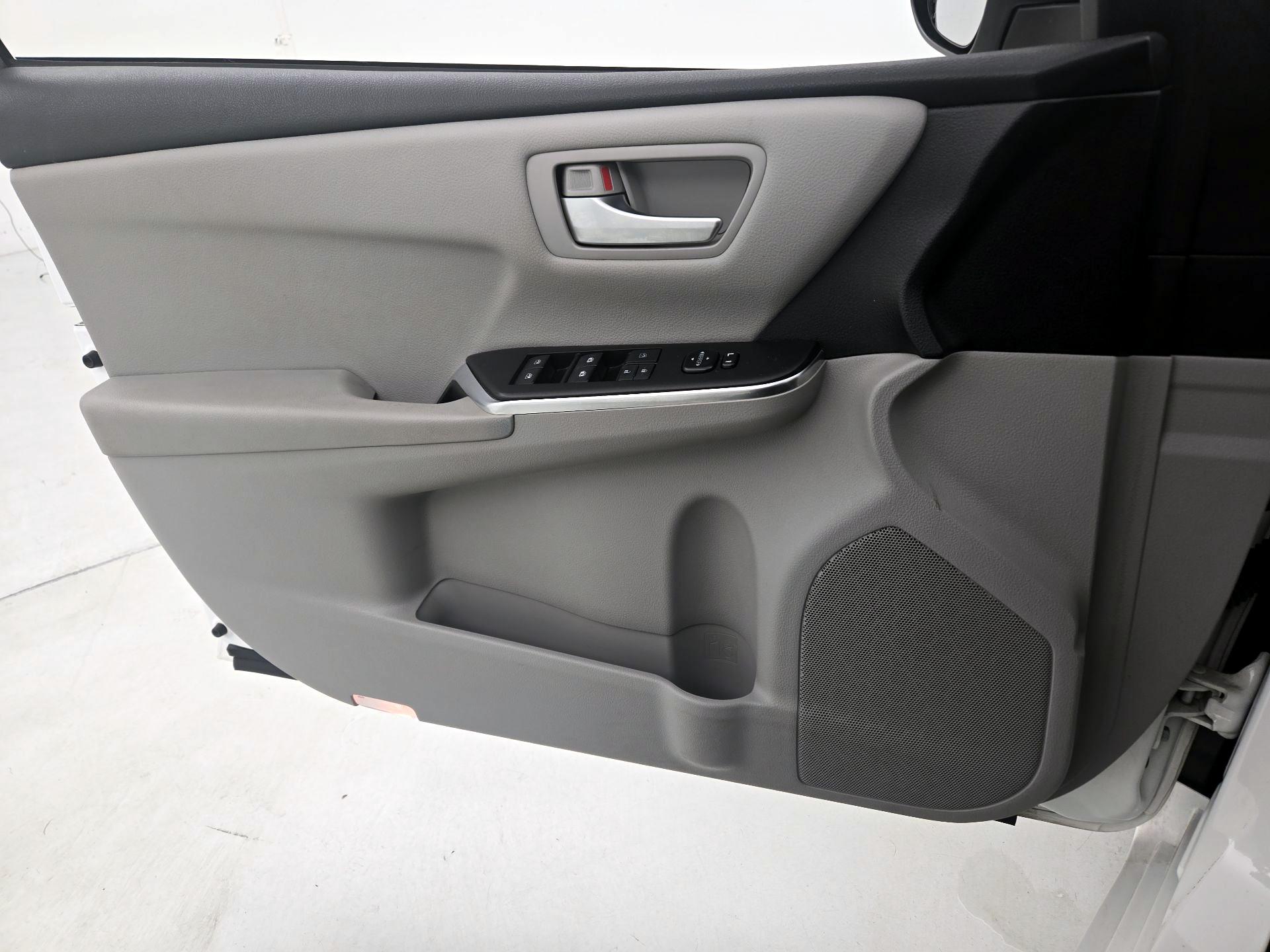 Thumbnail: 2017 Toyota Camry - 12