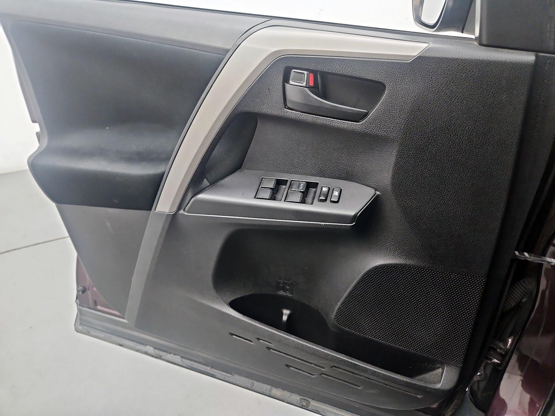 Thumbnail: 2018 Toyota RAV4 - 12