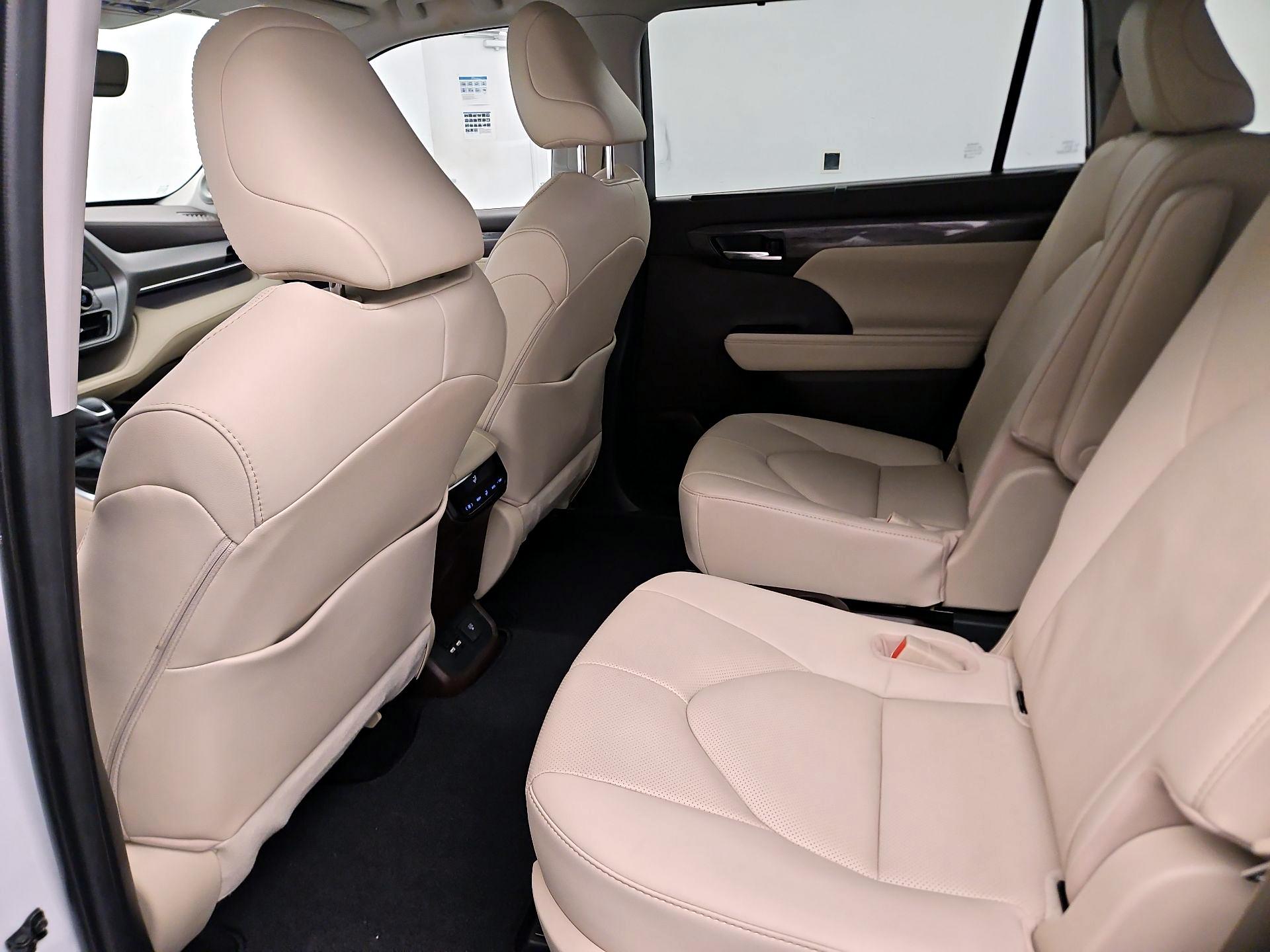 Thumbnail: 2020 Toyota Highlander - 18