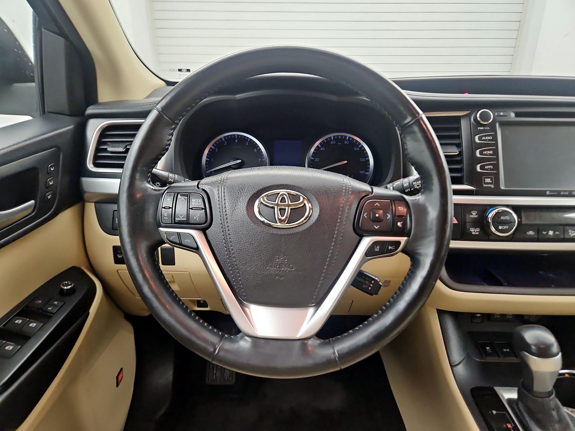 Thumbnail: 2017 Toyota Highlander - 10