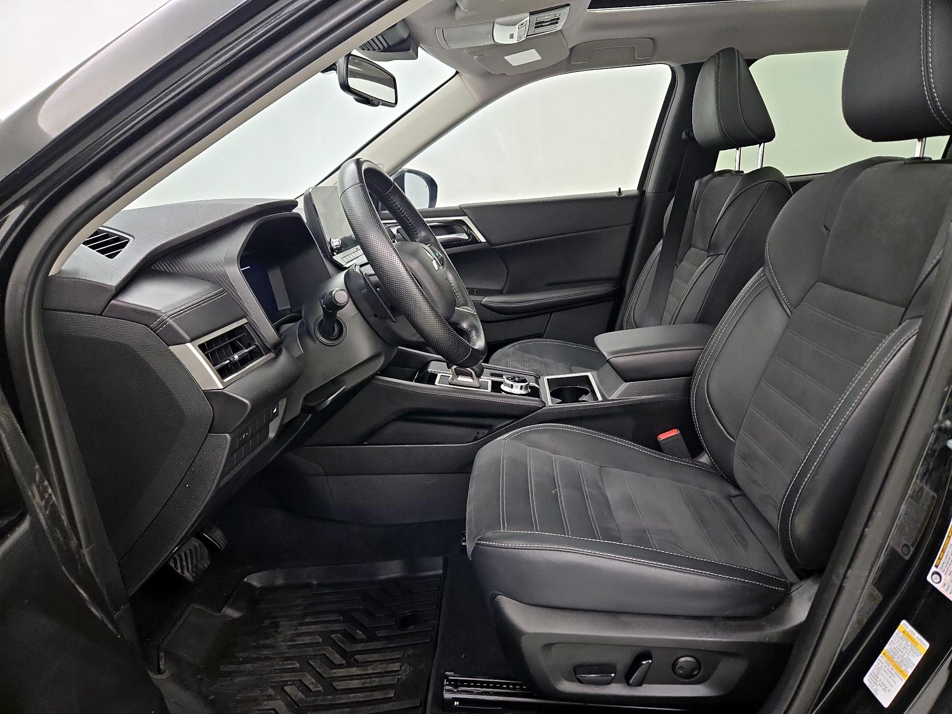 Thumbnail: 2024 Mitsubishi Outlander - 11