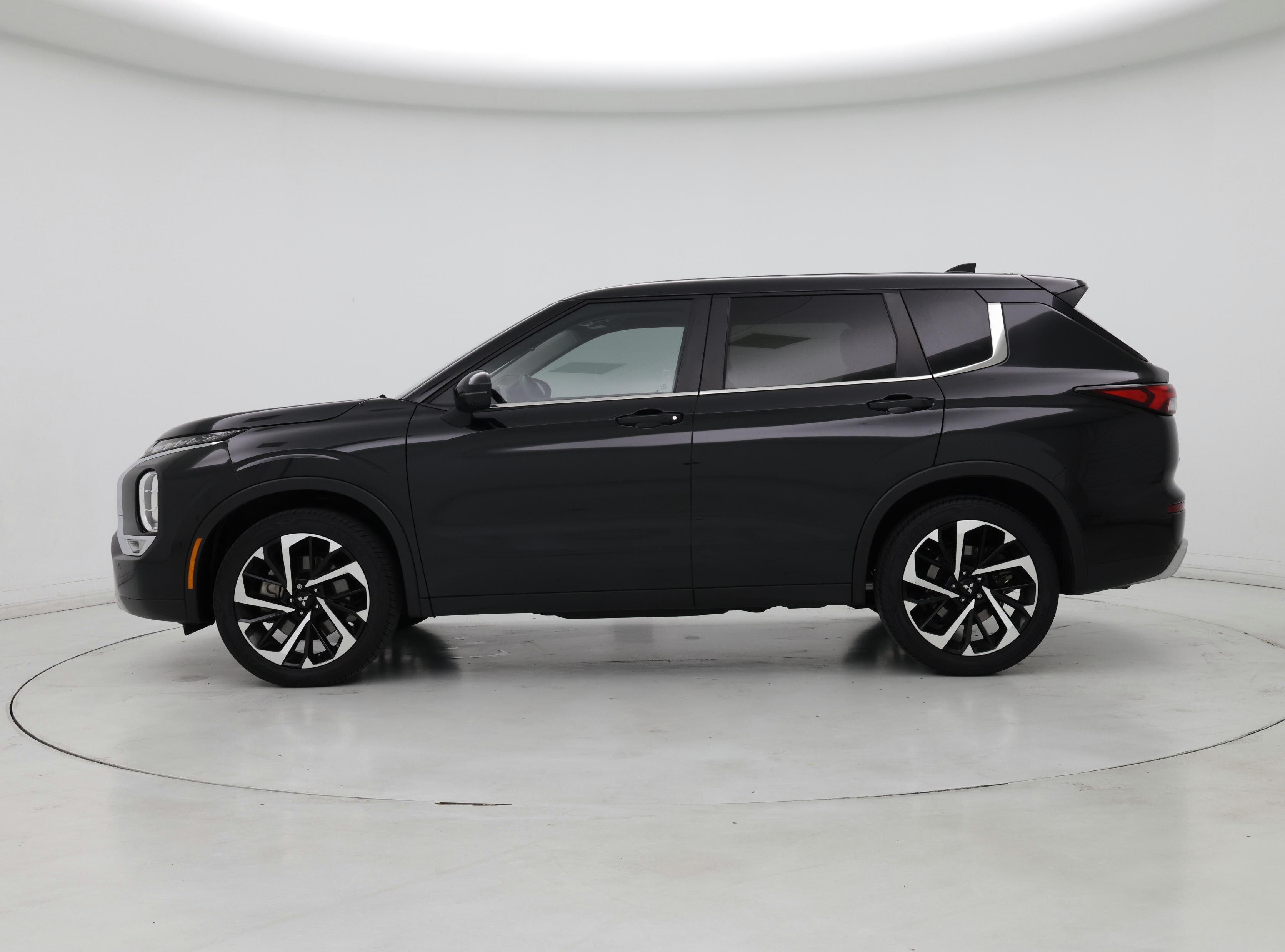 Thumbnail: 2024 Mitsubishi Outlander - 3