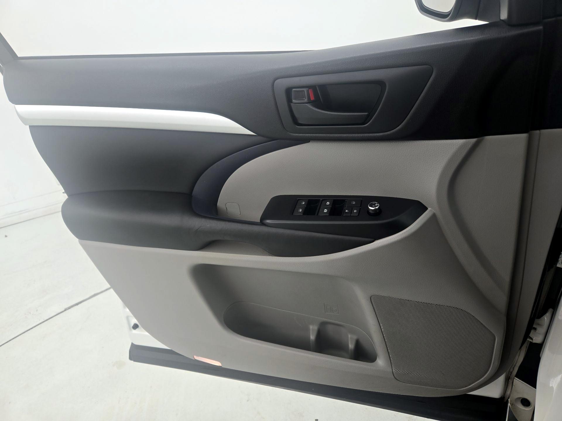 Thumbnail: 2016 Toyota Highlander - 12