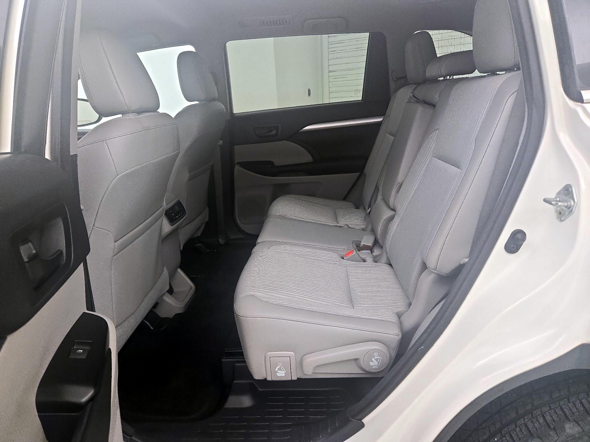 Thumbnail: 2016 Toyota Highlander - 19