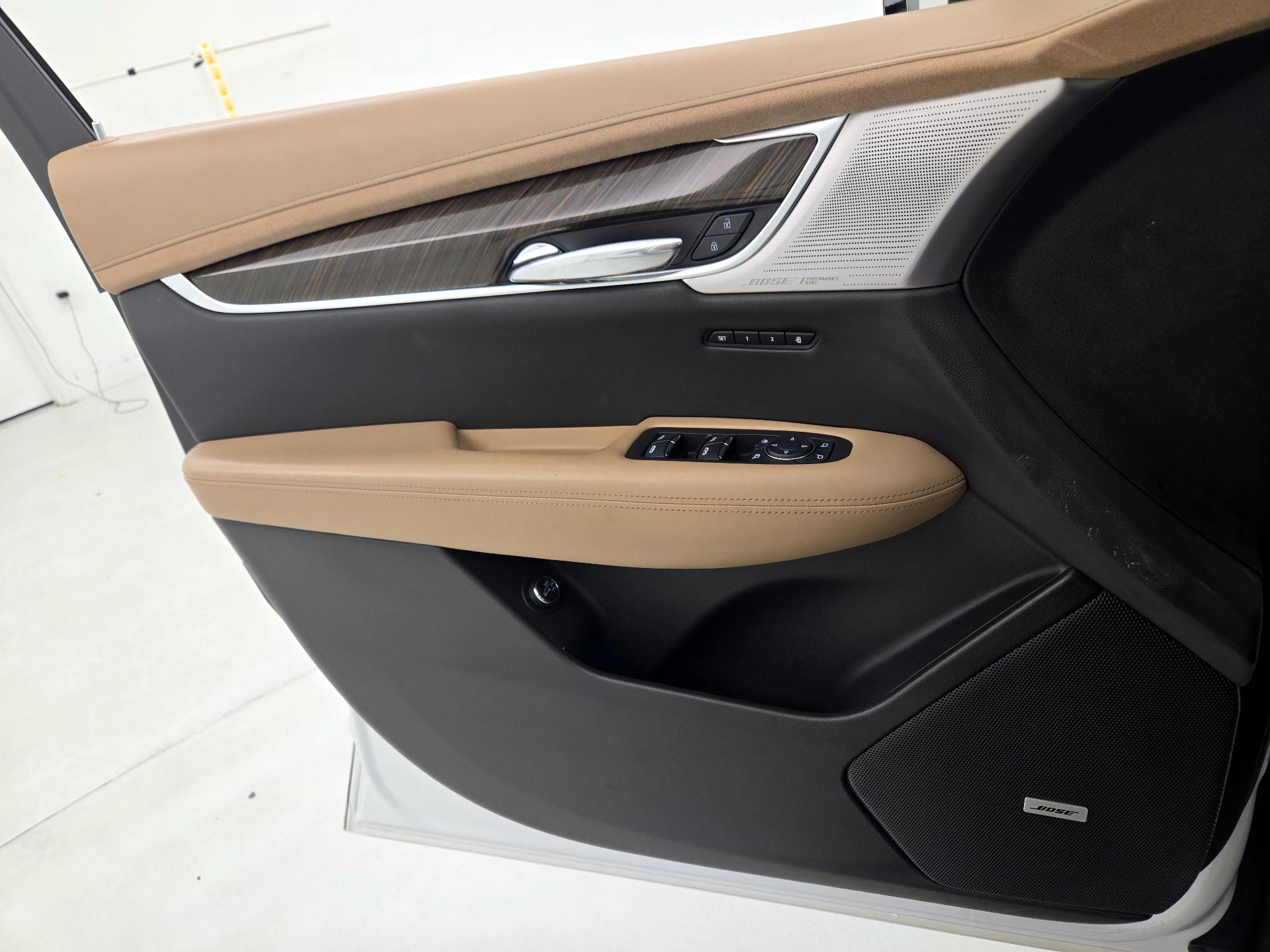Thumbnail: 2023 Cadillac XT6 - 12