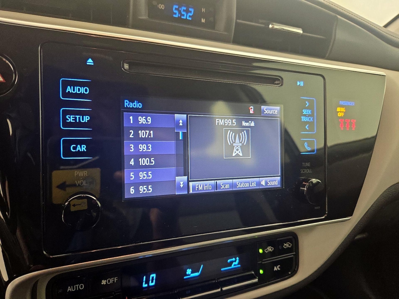 2019 Toyota Corolla LE - Photo 16