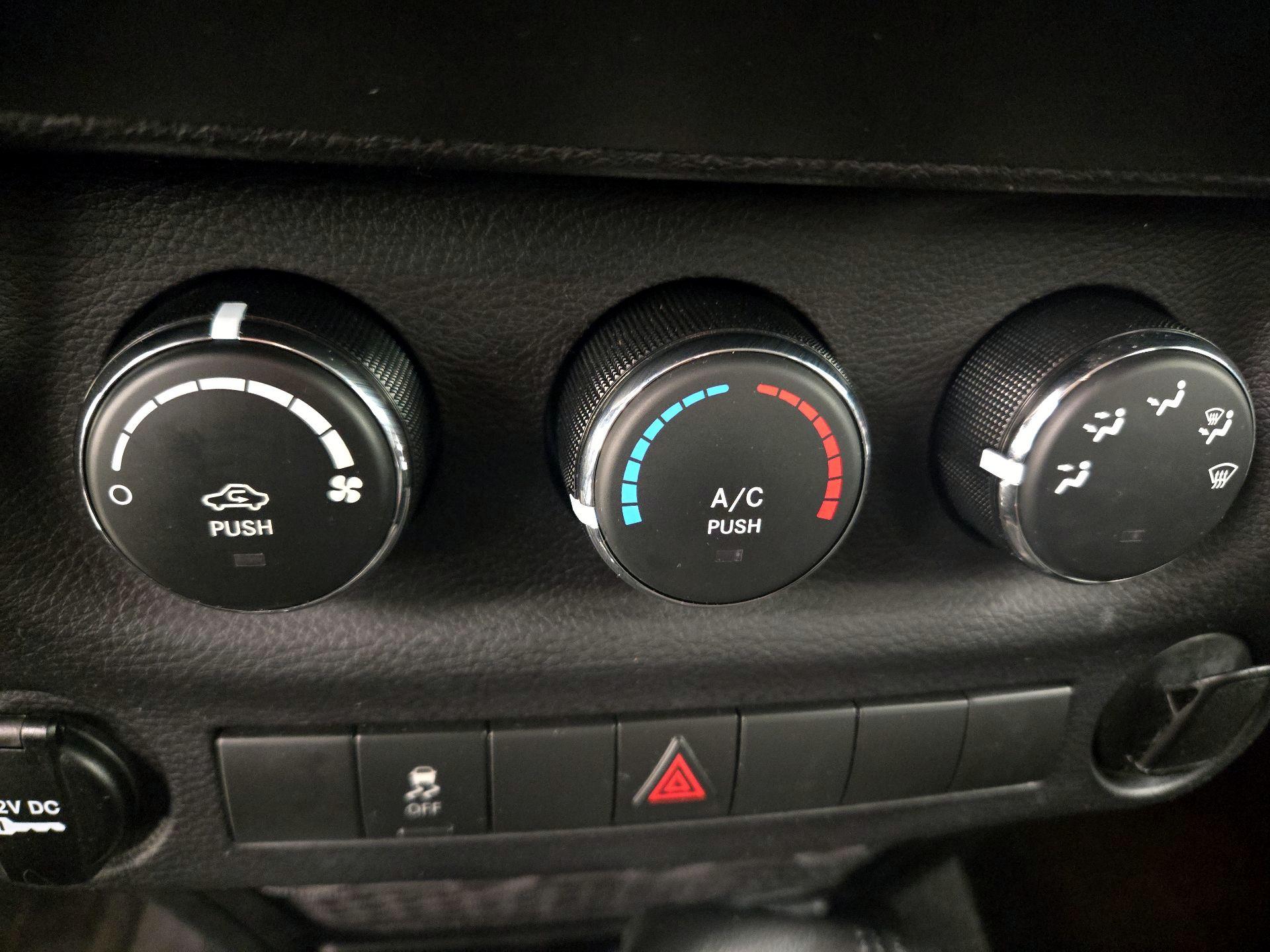 Thumbnail: 2015 Jeep Wrangler - 14