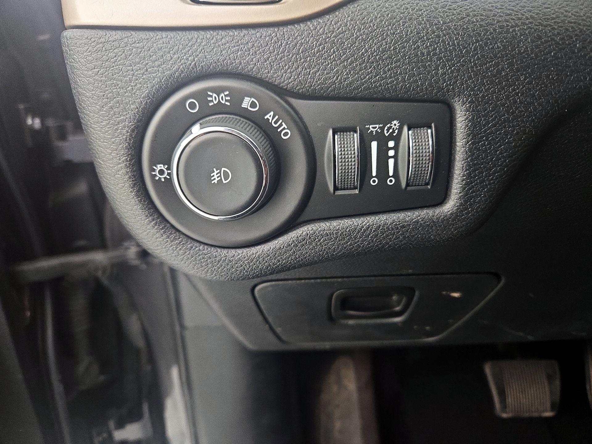 Thumbnail: 2016 Jeep Cherokee - 13