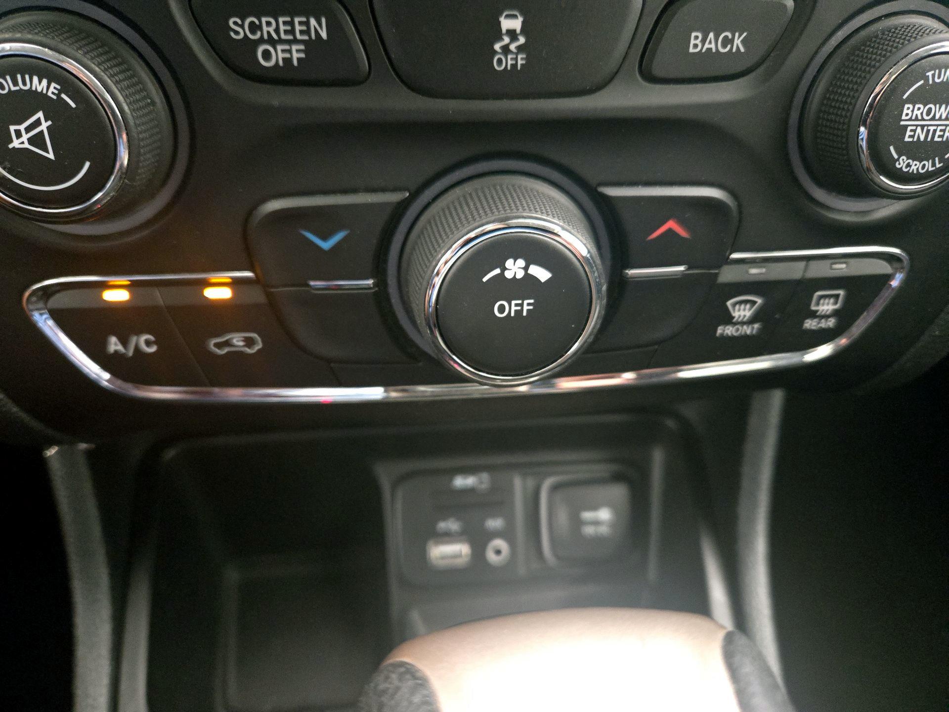 Thumbnail: 2016 Jeep Cherokee - 16