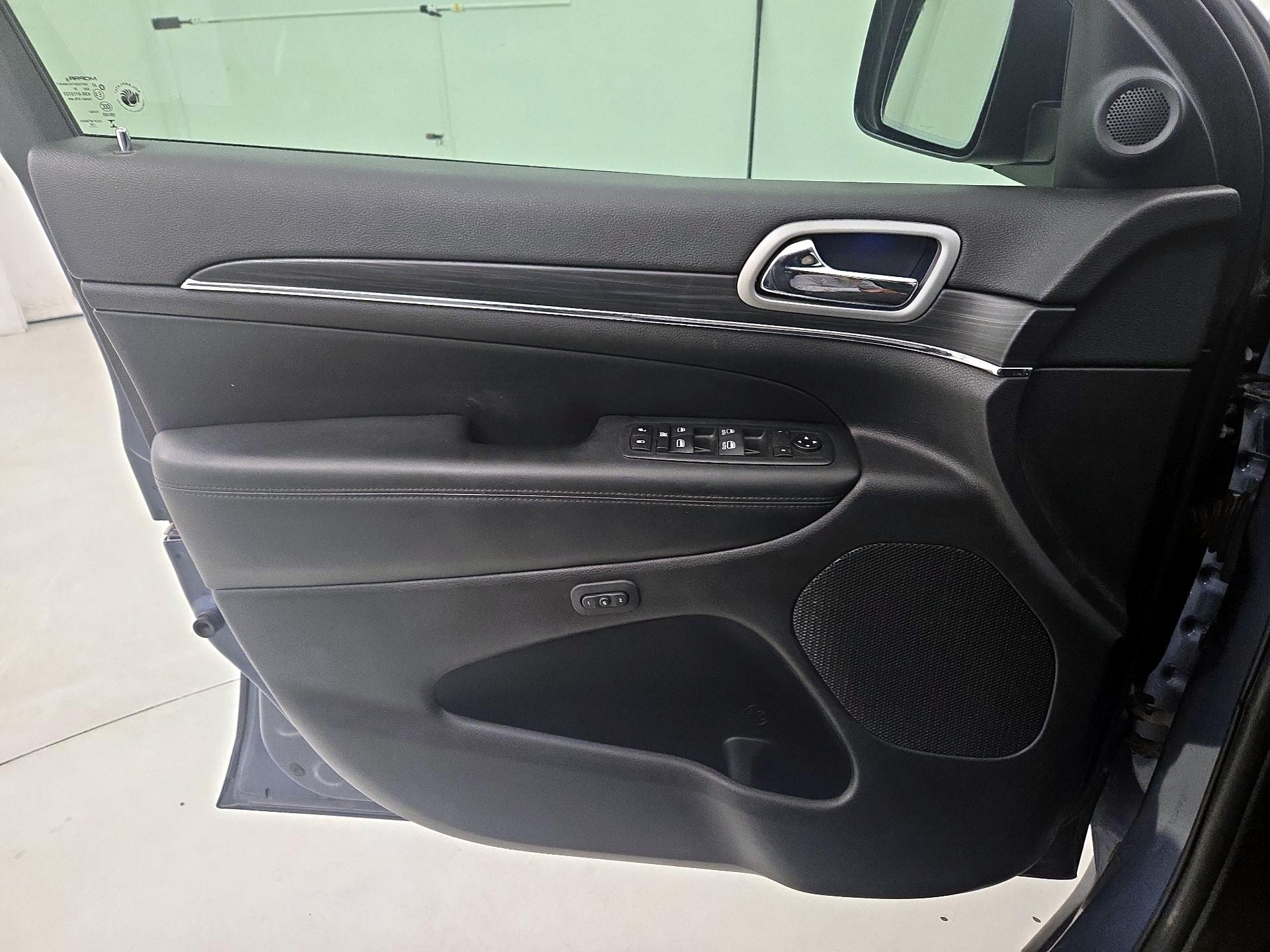 Thumbnail: 2020 Jeep Grand Cherokee - 12