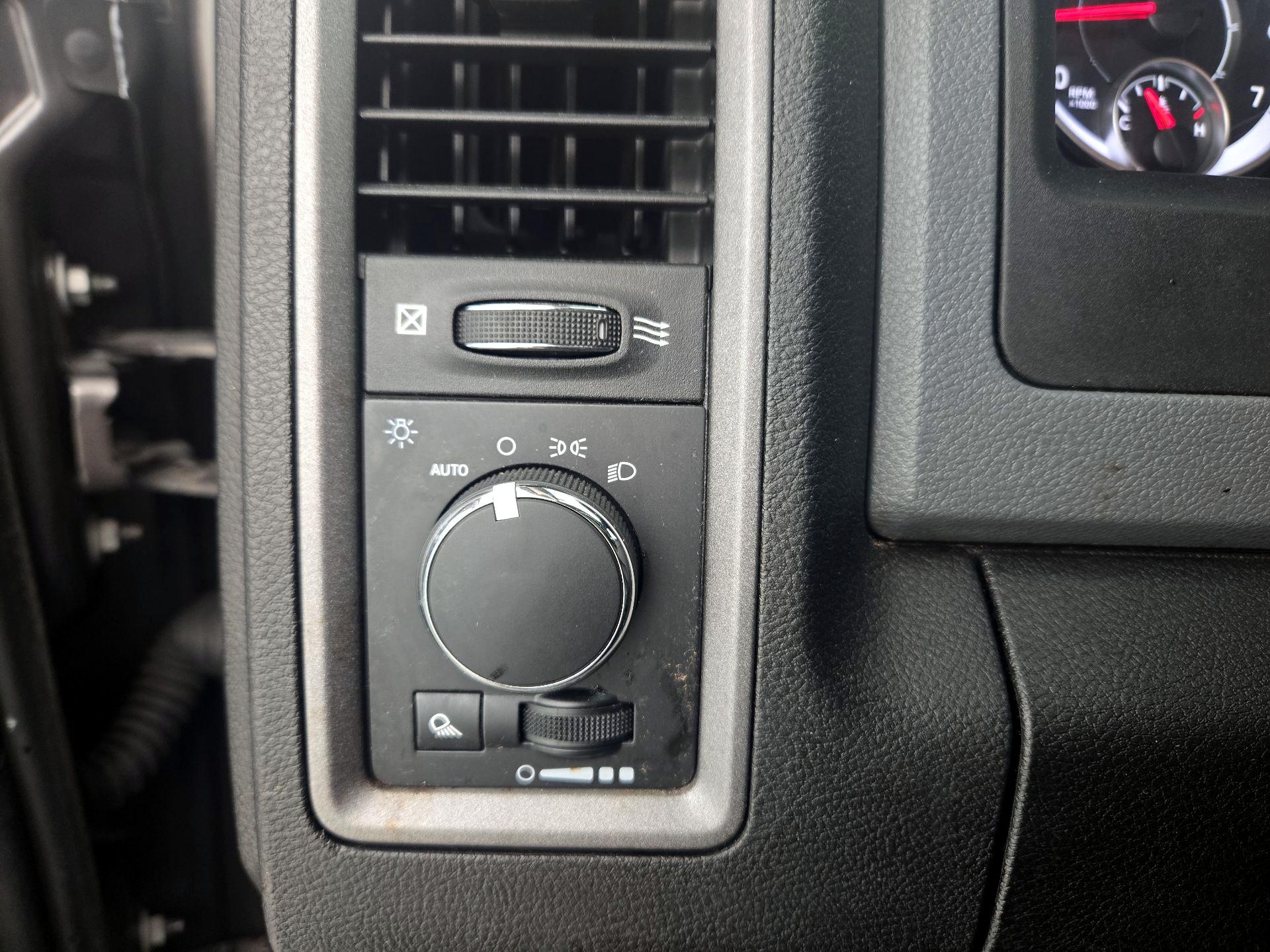 Thumbnail: 2019 RAM 1500 Classic - 13