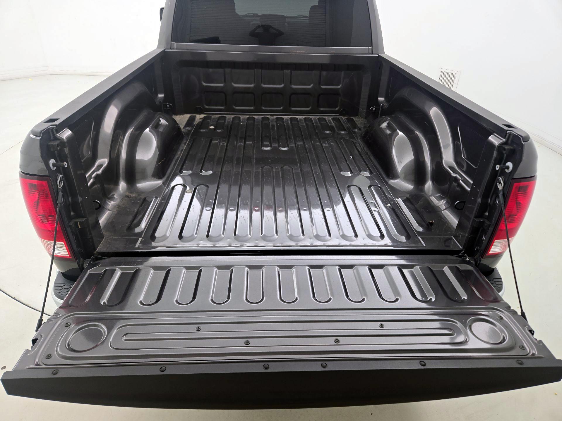 Thumbnail: 2019 RAM 1500 Classic - 20