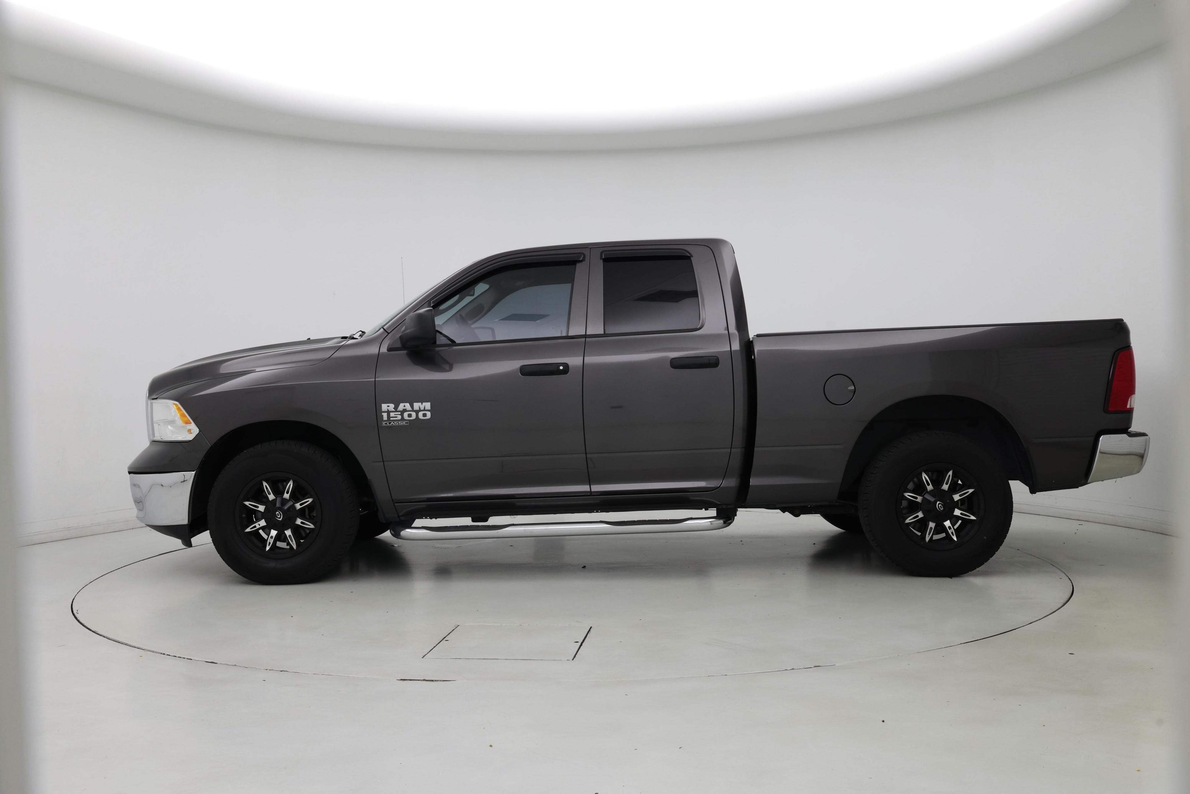 Thumbnail: 2019 RAM 1500 Classic - 3