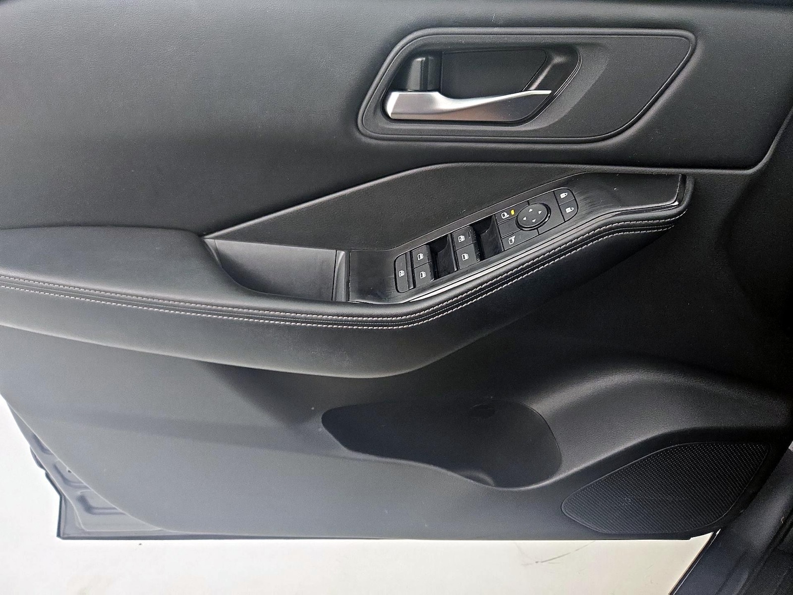 2025 Nissan Rogue SV - Photo 13