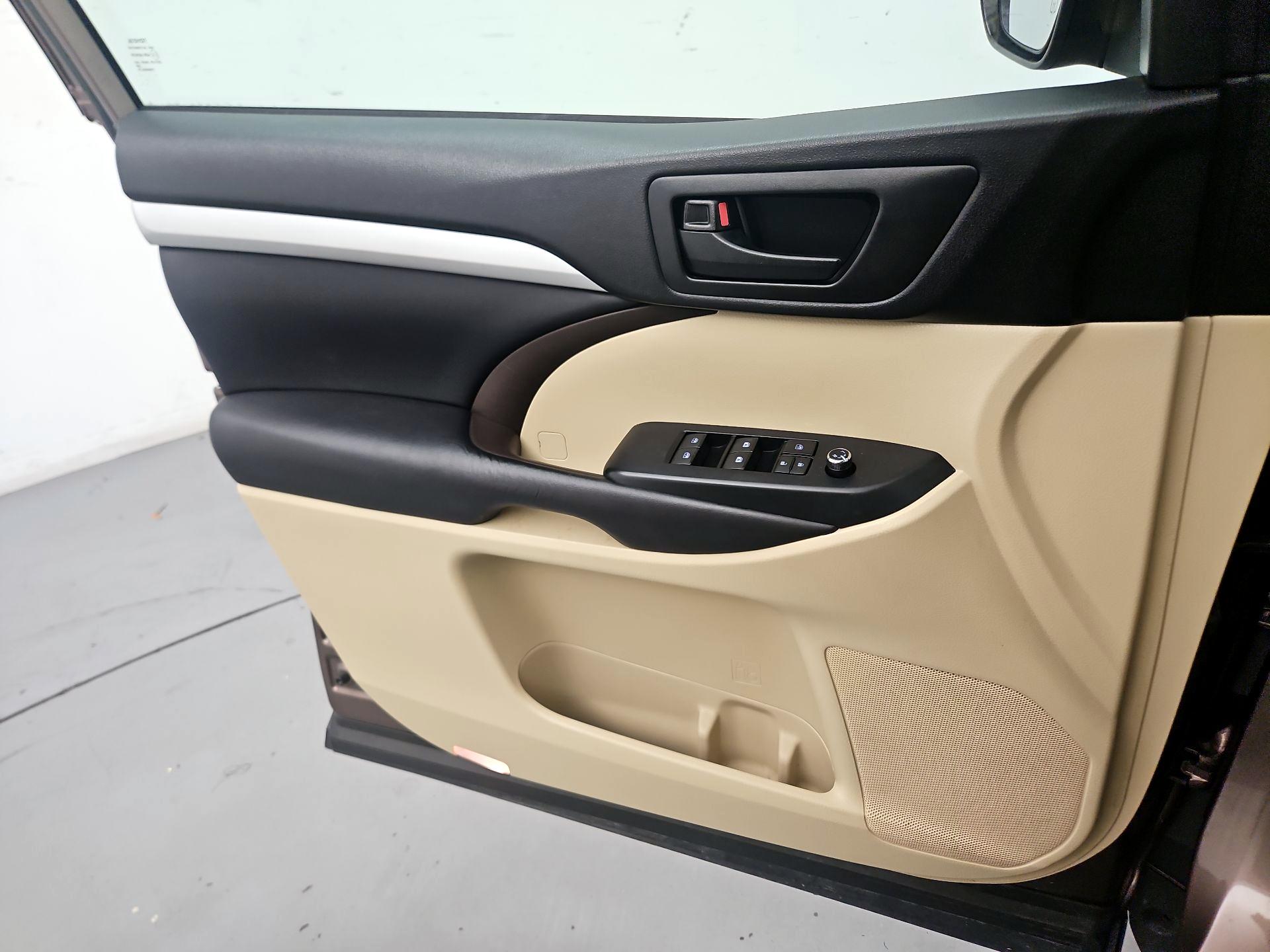 Thumbnail: 2019 Toyota Highlander - 12