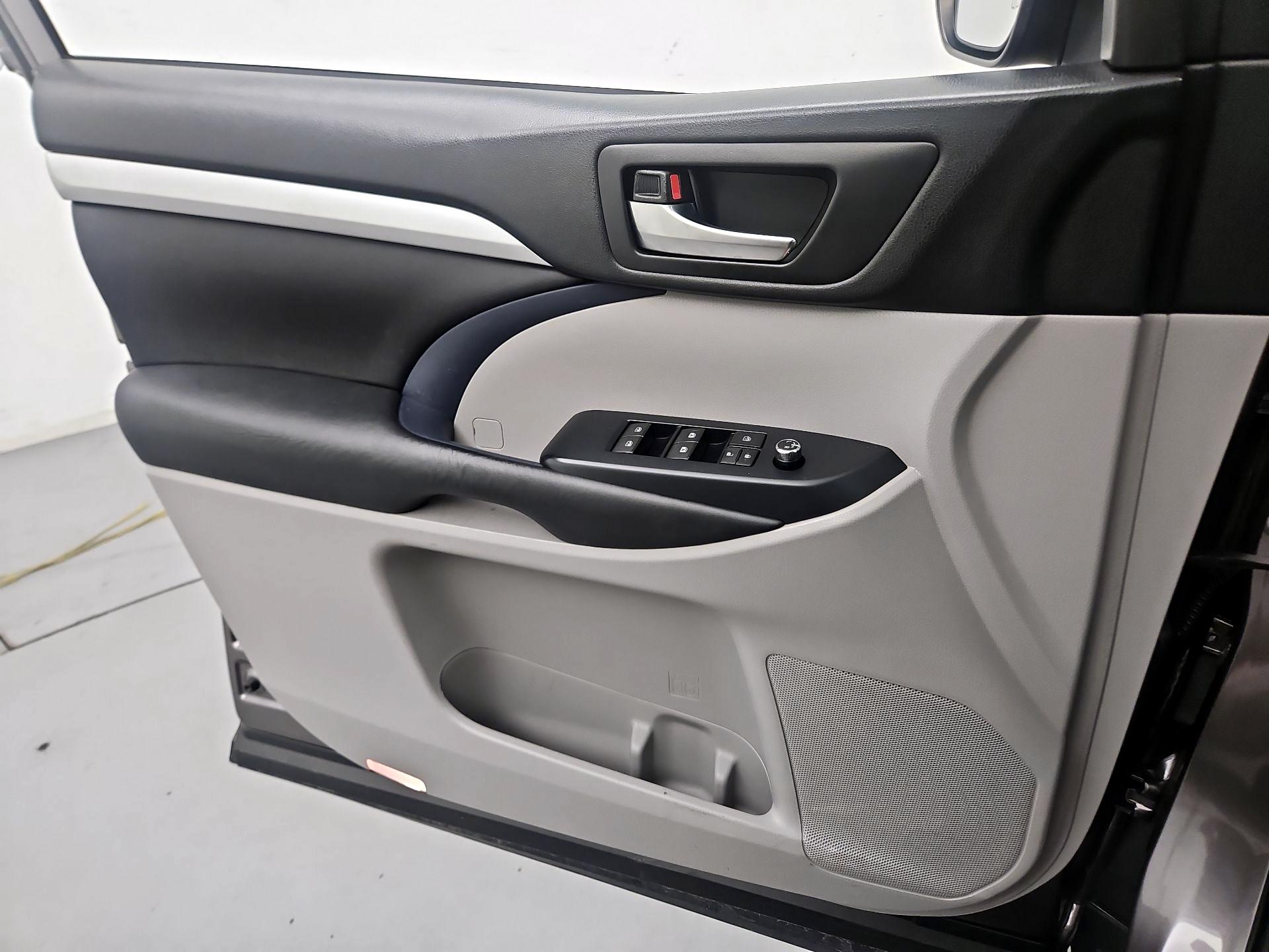 Thumbnail: 2019 Toyota Highlander - 12
