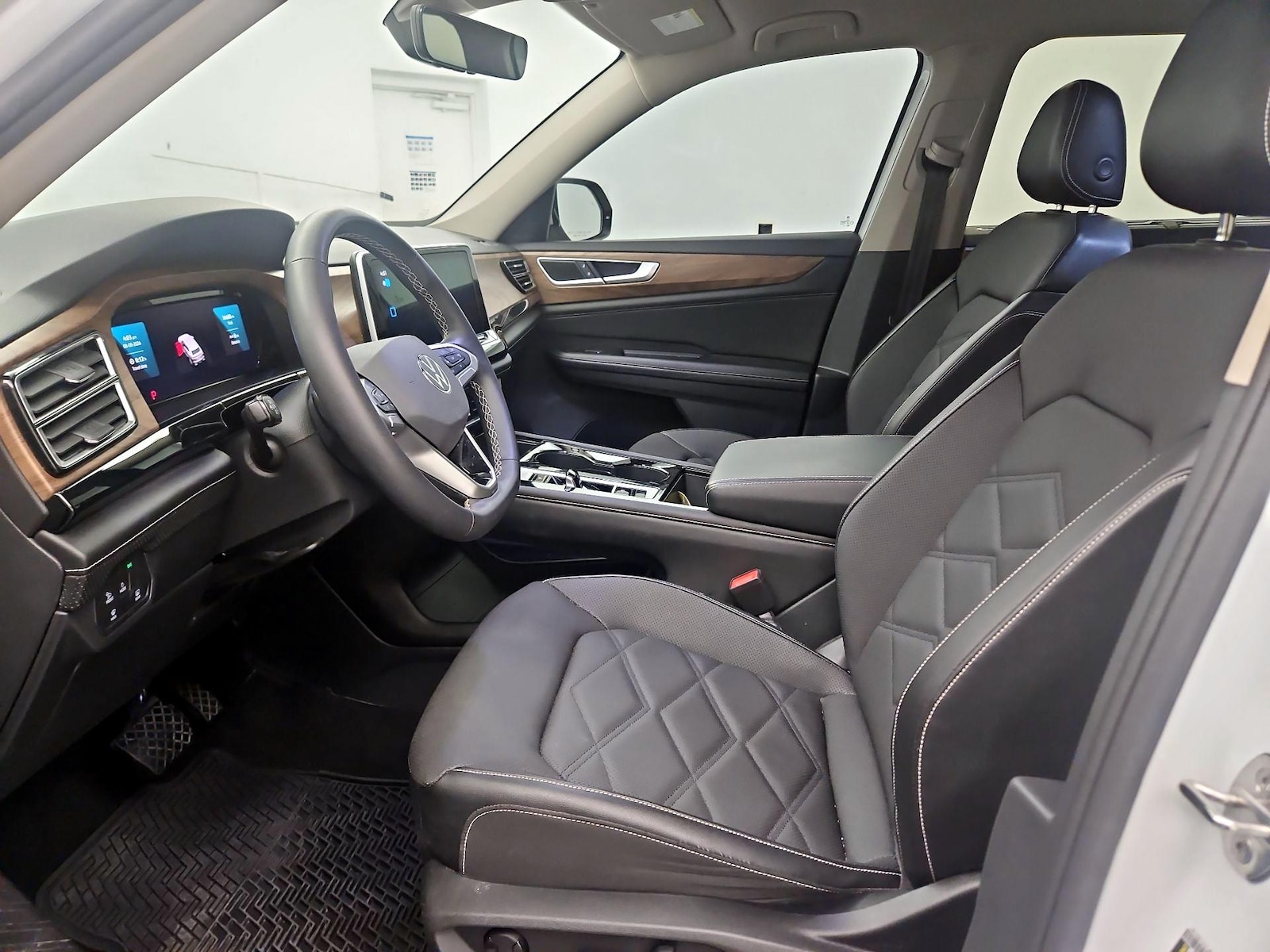 2024 Volkswagen Atlas SE w/Tech - Photo 10