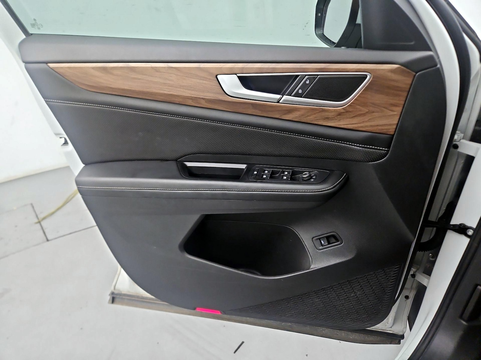 2024 Volkswagen Atlas SE w/Tech - Photo 11