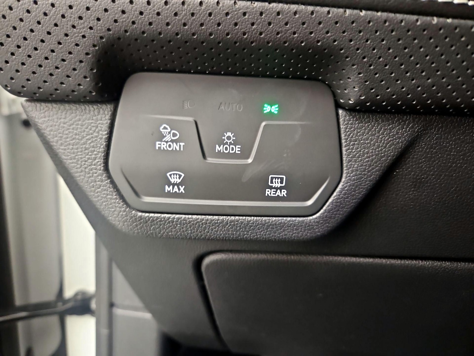 2024 Volkswagen Atlas SE w/Tech - Photo 12