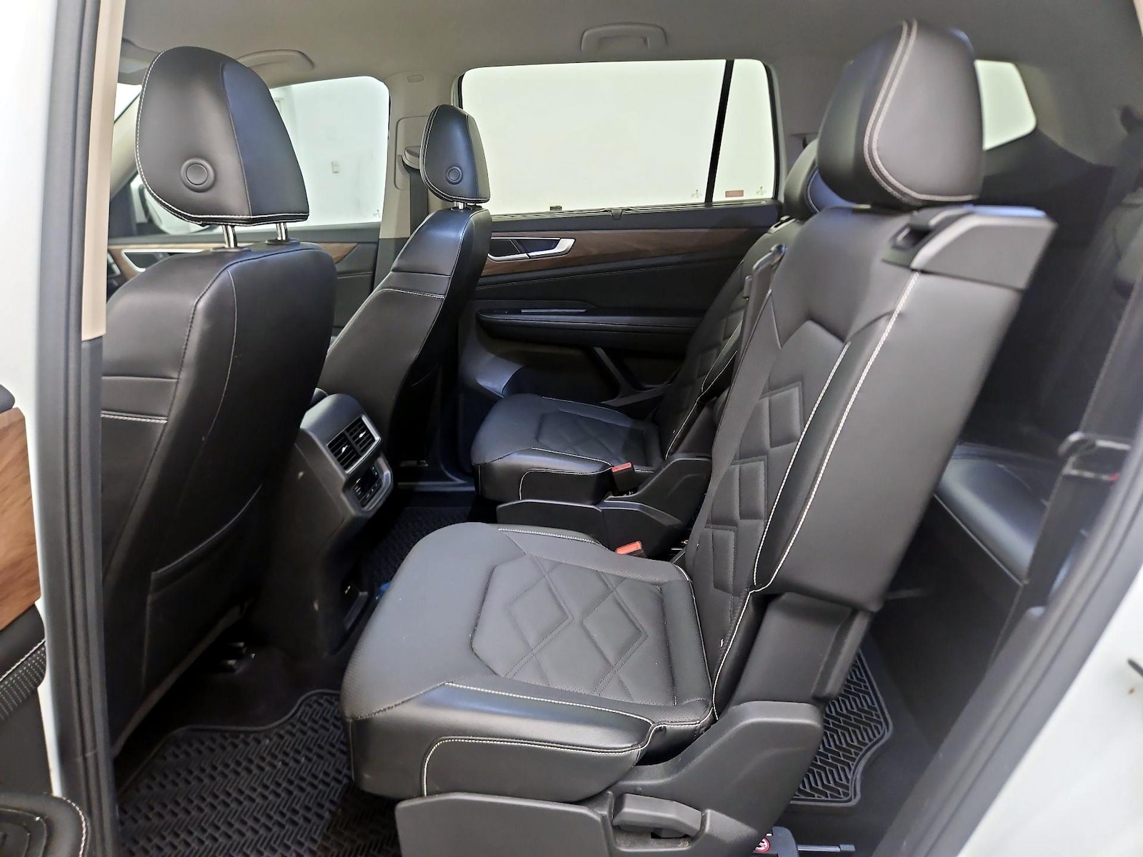 2024 Volkswagen Atlas SE w/Tech - Photo 18