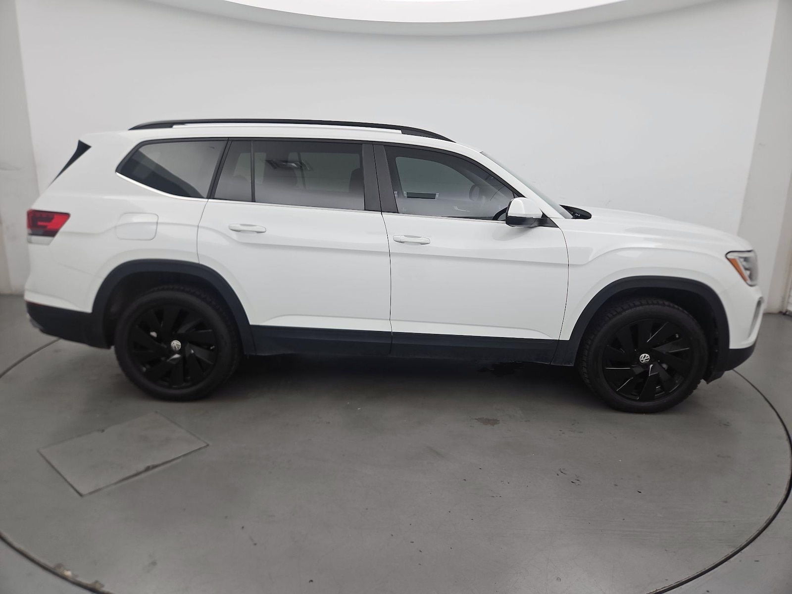 2024 Volkswagen Atlas SE w/Tech - Photo 4