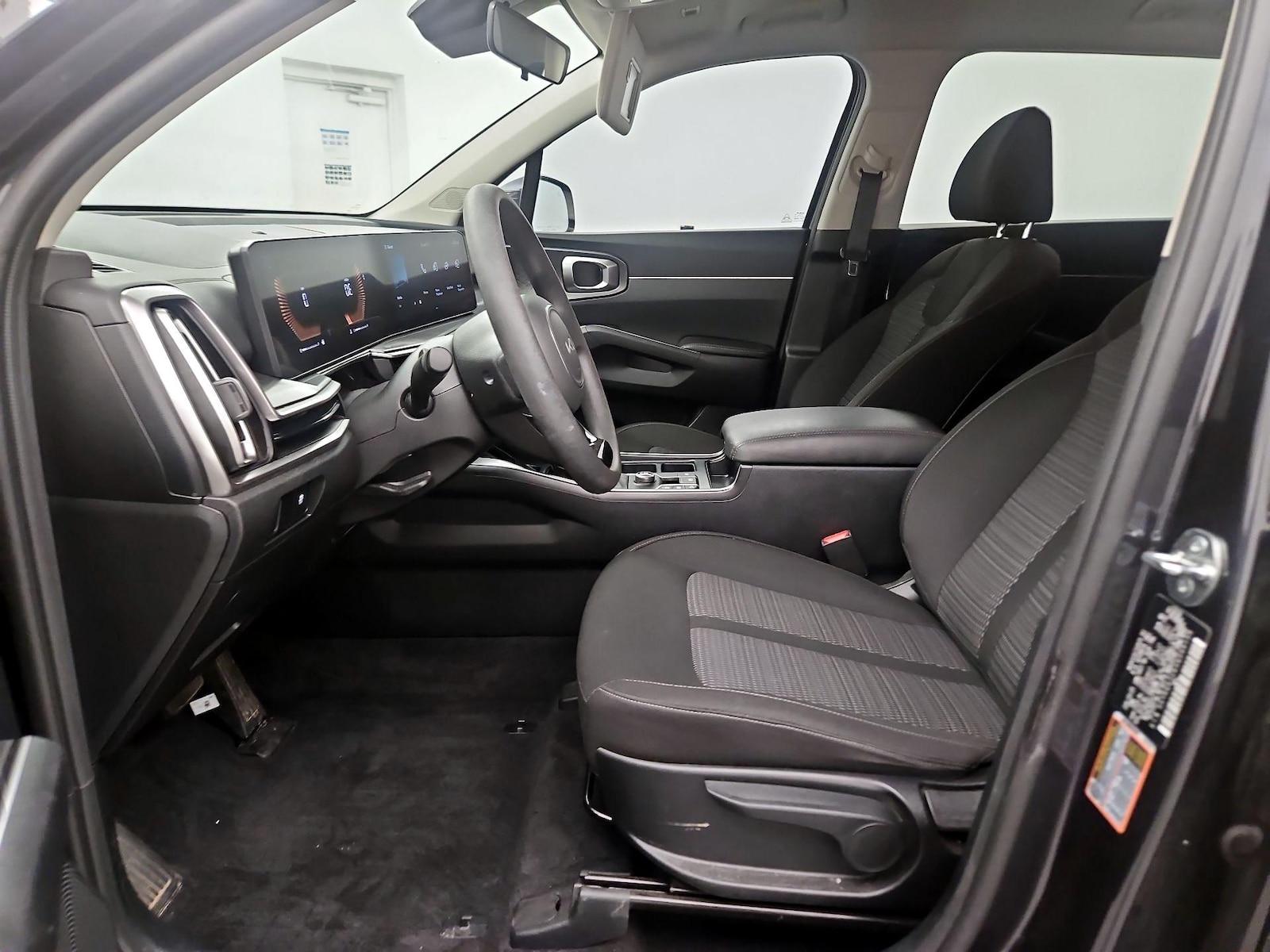 2025 Kia Sorento LX - Photo 12