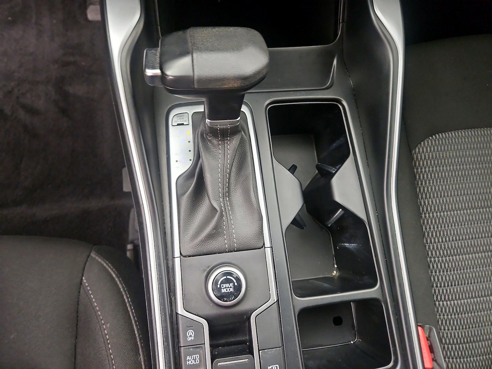2025 Kia Sorento LX - Photo 18