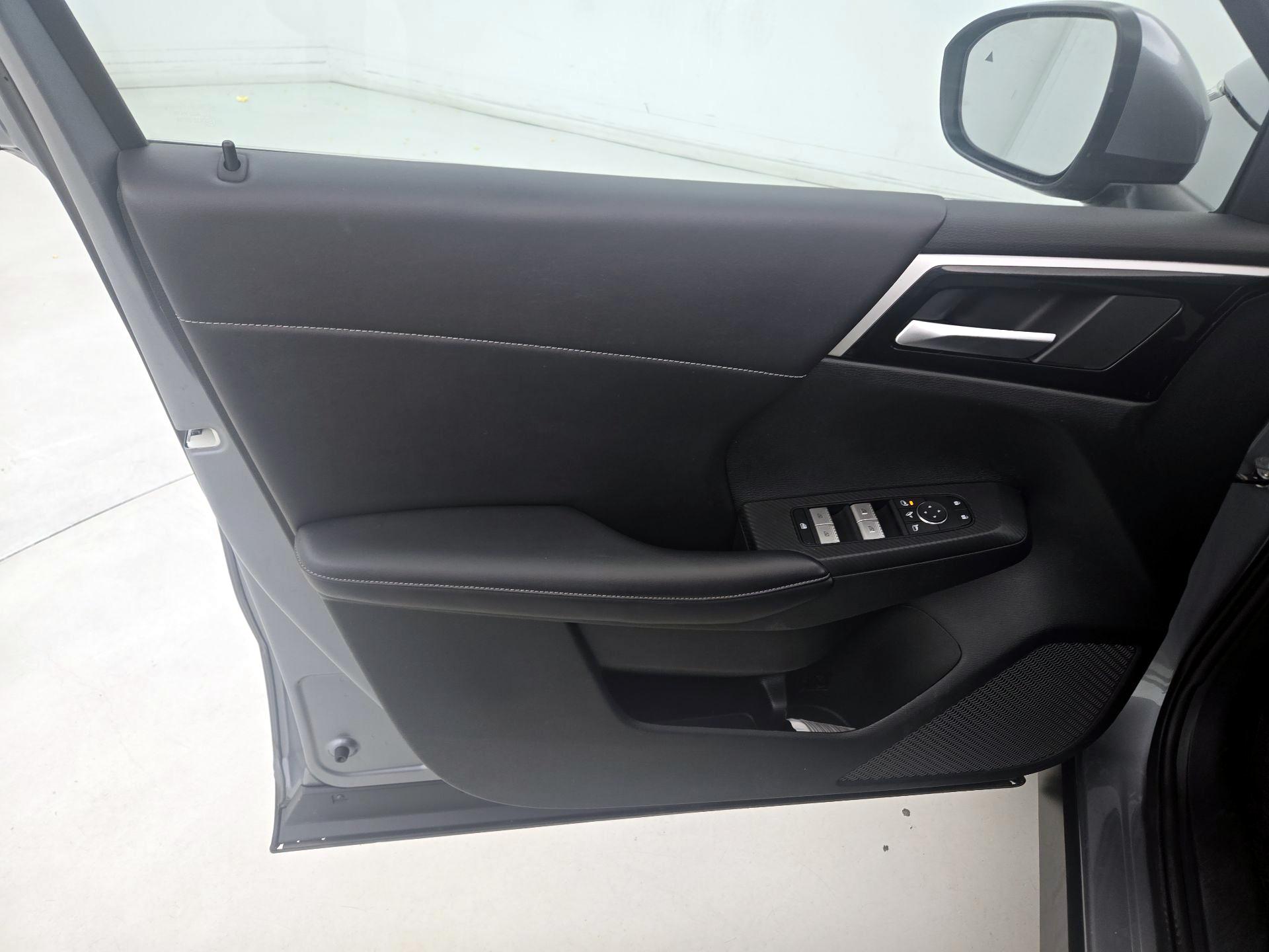 Thumbnail: 2024 Mitsubishi Outlander - 12