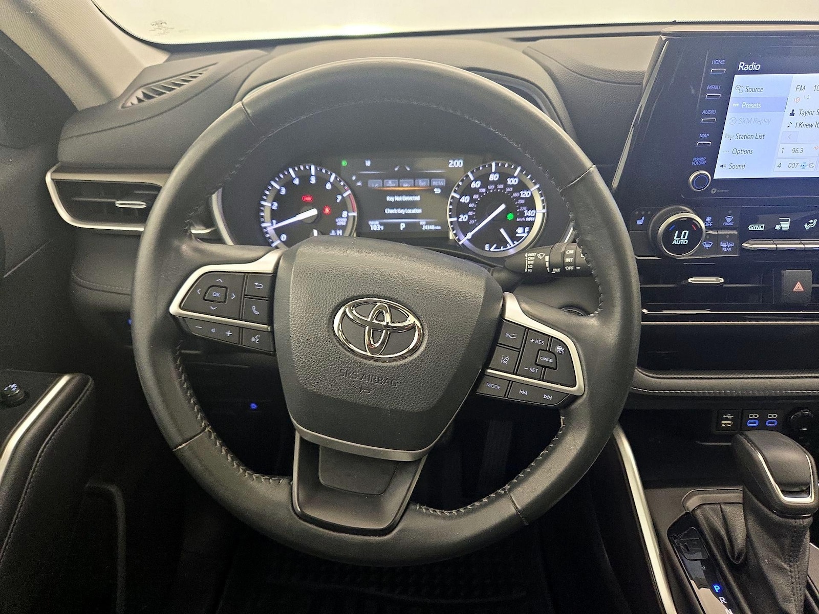 2022 Toyota Highlander XLE - Photo 11