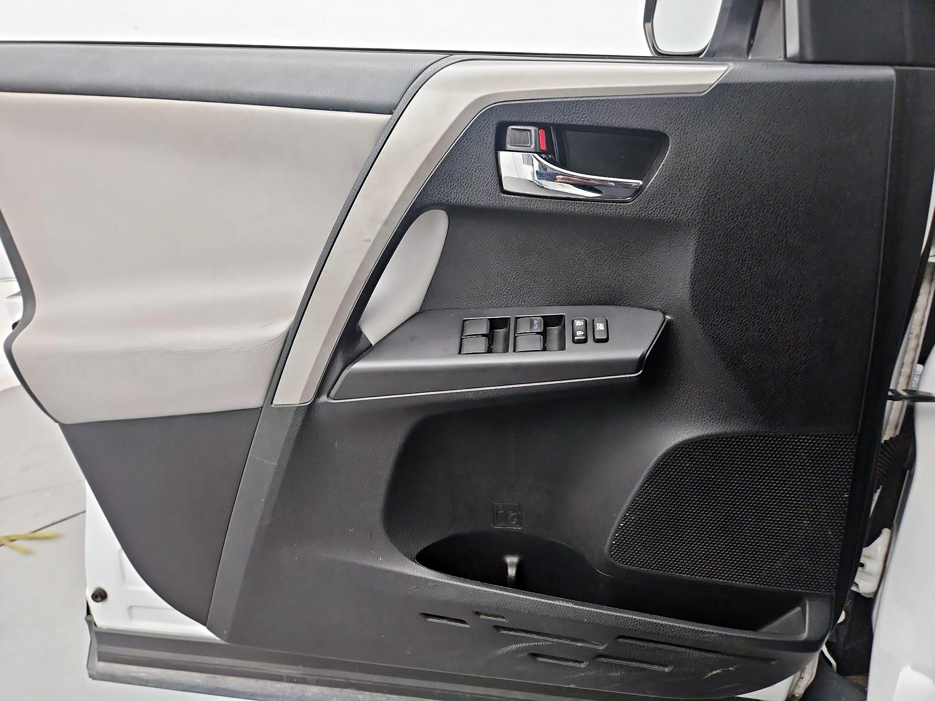 Thumbnail: 2018 Toyota RAV4 - 10