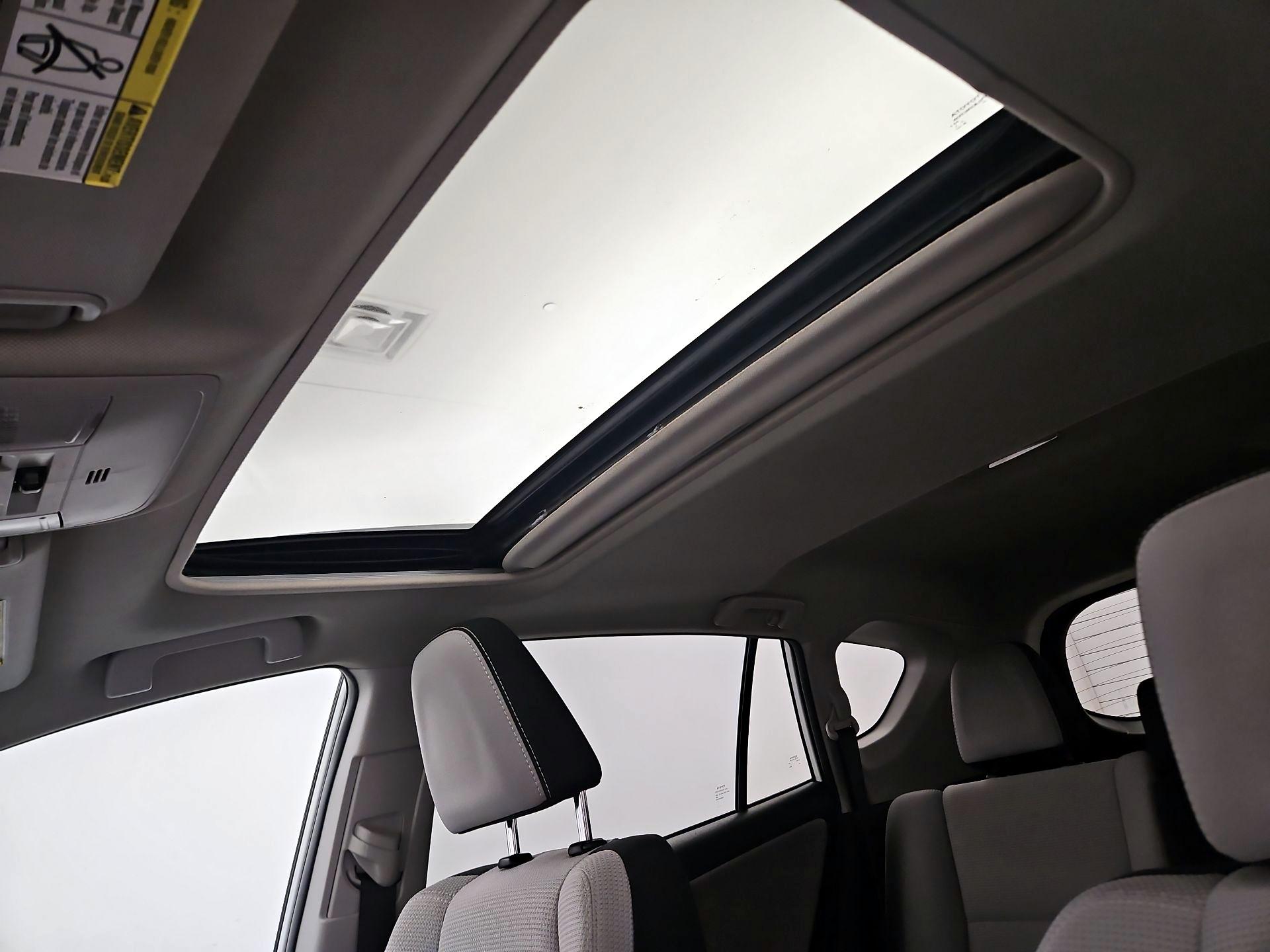 Thumbnail: 2018 Toyota RAV4 - 16
