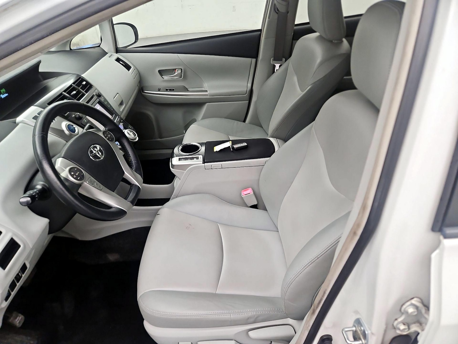 2014 Toyota Prius v Five - Photo 12