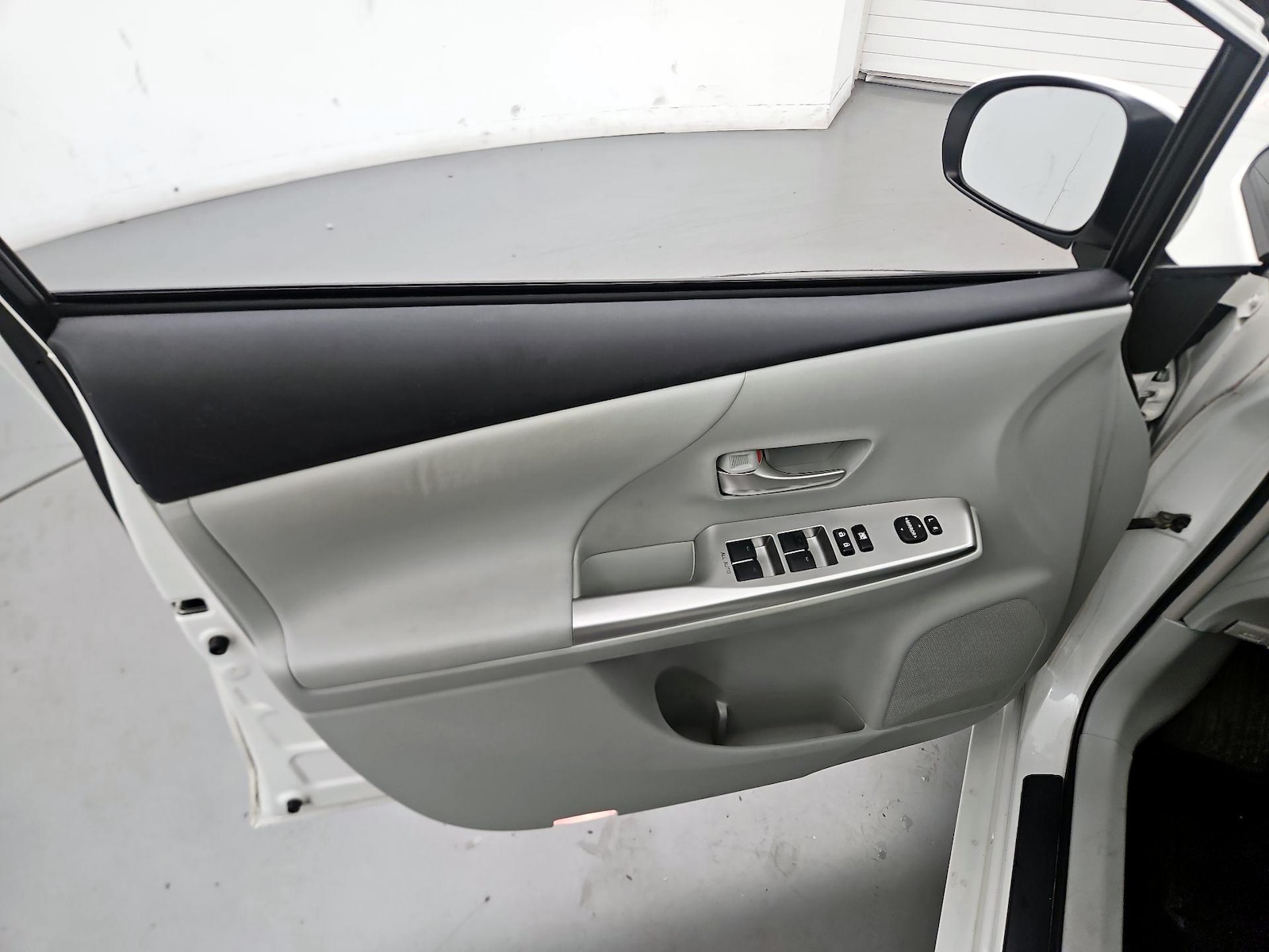 2014 Toyota Prius v Five - Photo 13