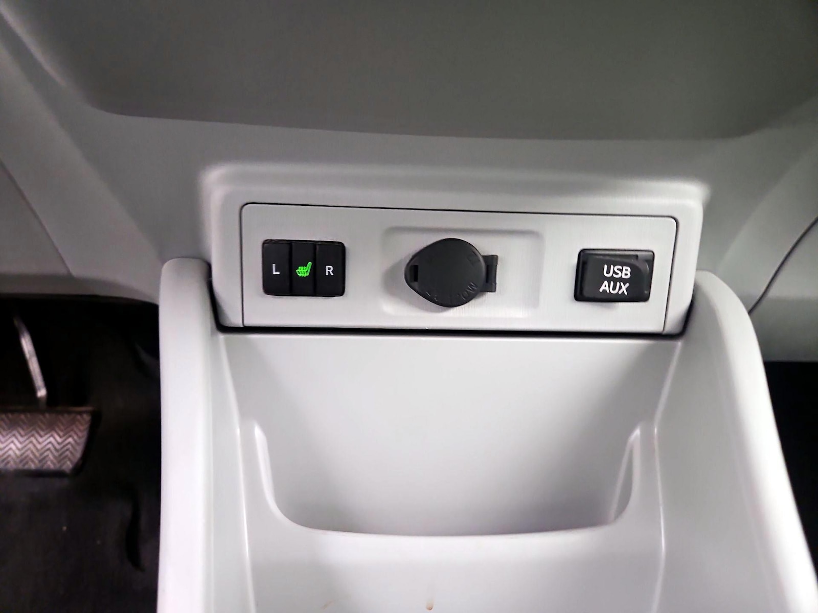 2014 Toyota Prius v Five - Photo 19