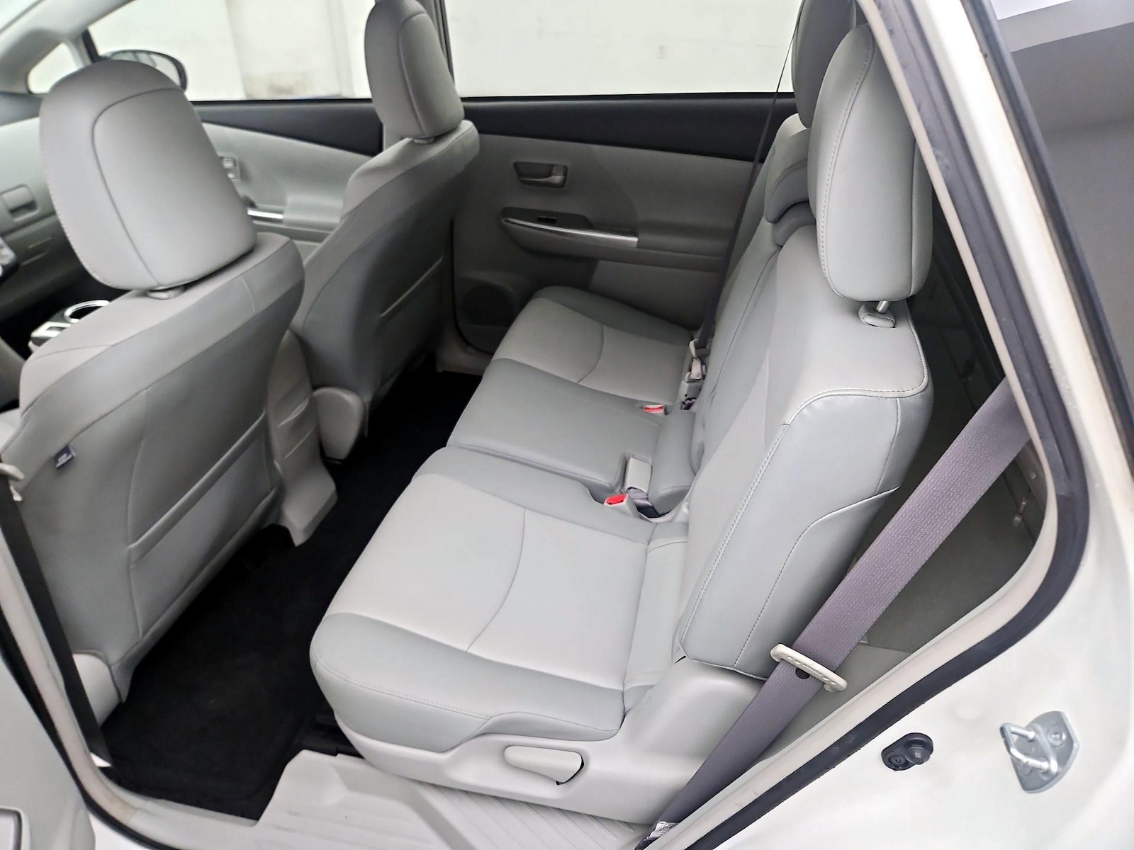 2014 Toyota Prius v Five - Photo 20