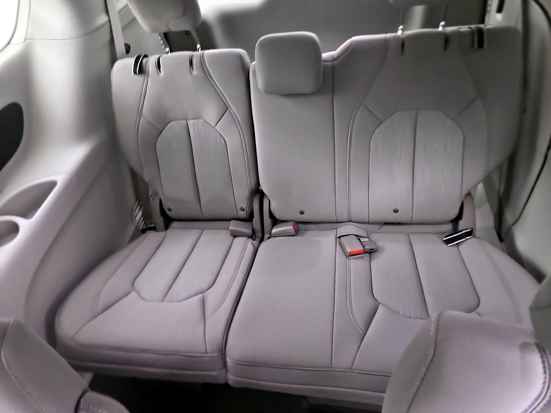 Thumbnail: 2018 Chrysler Pacifica - 18
