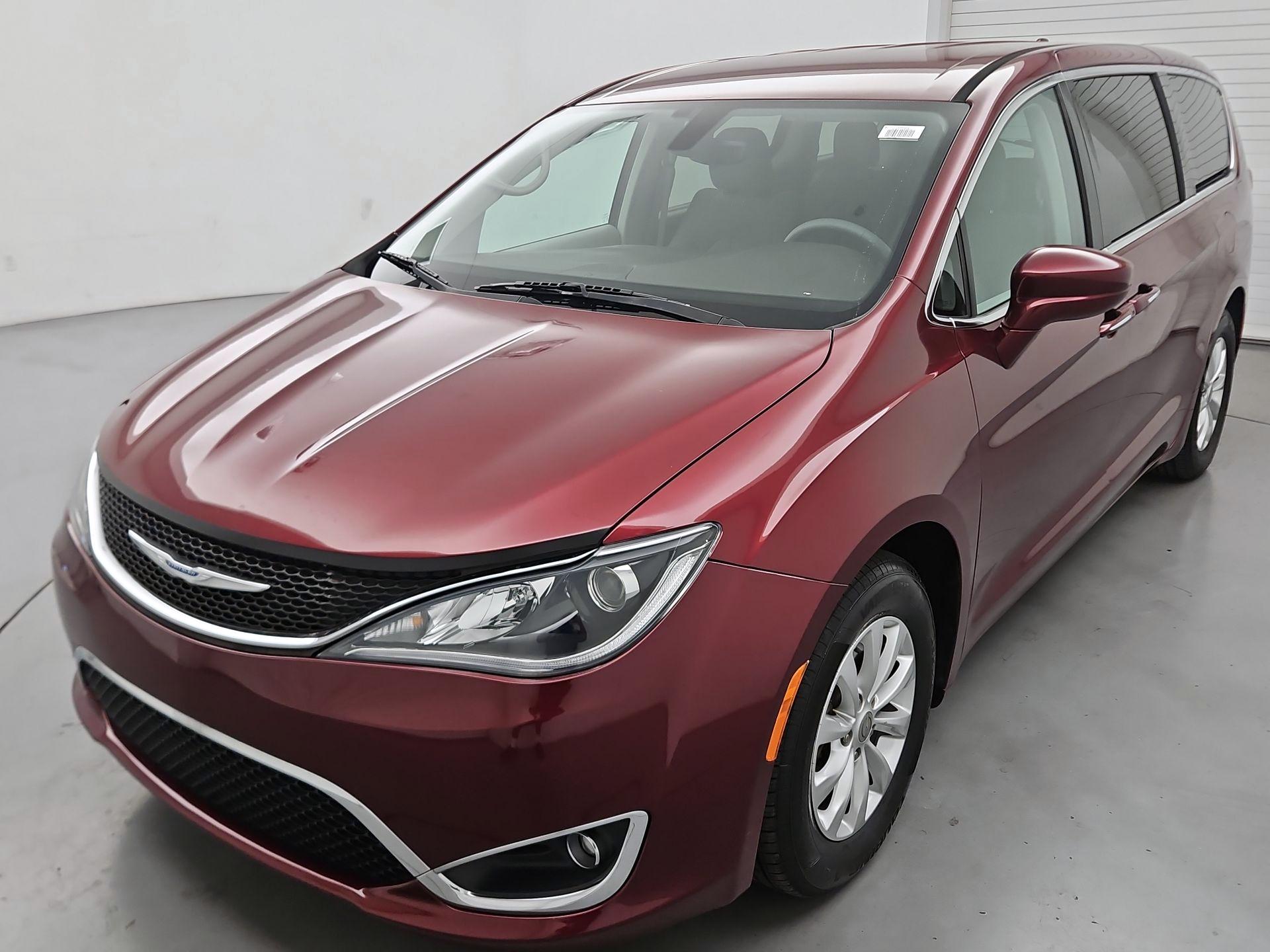 Thumbnail: 2018 Chrysler Pacifica - 3
