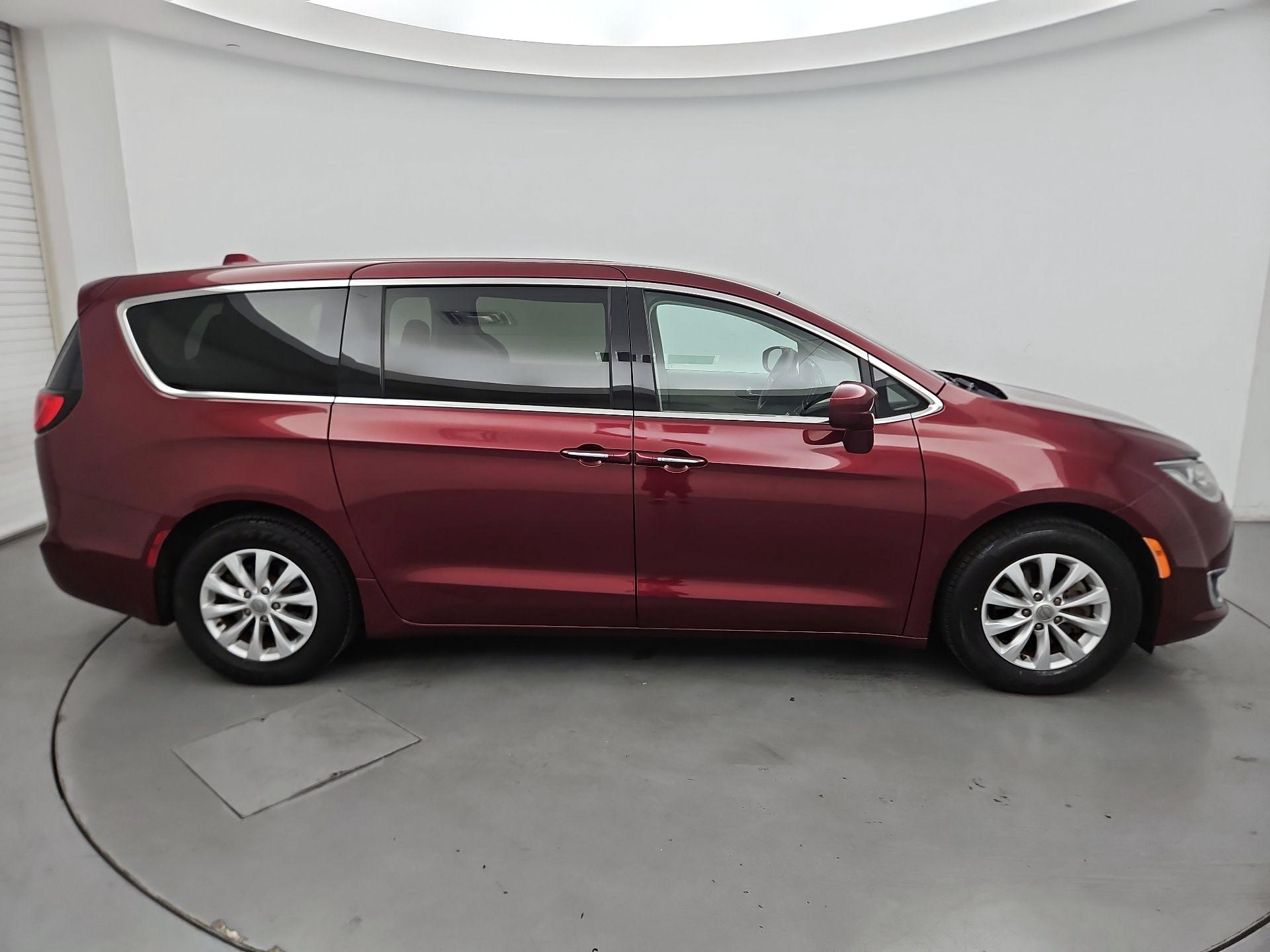 Thumbnail: 2018 Chrysler Pacifica - 4