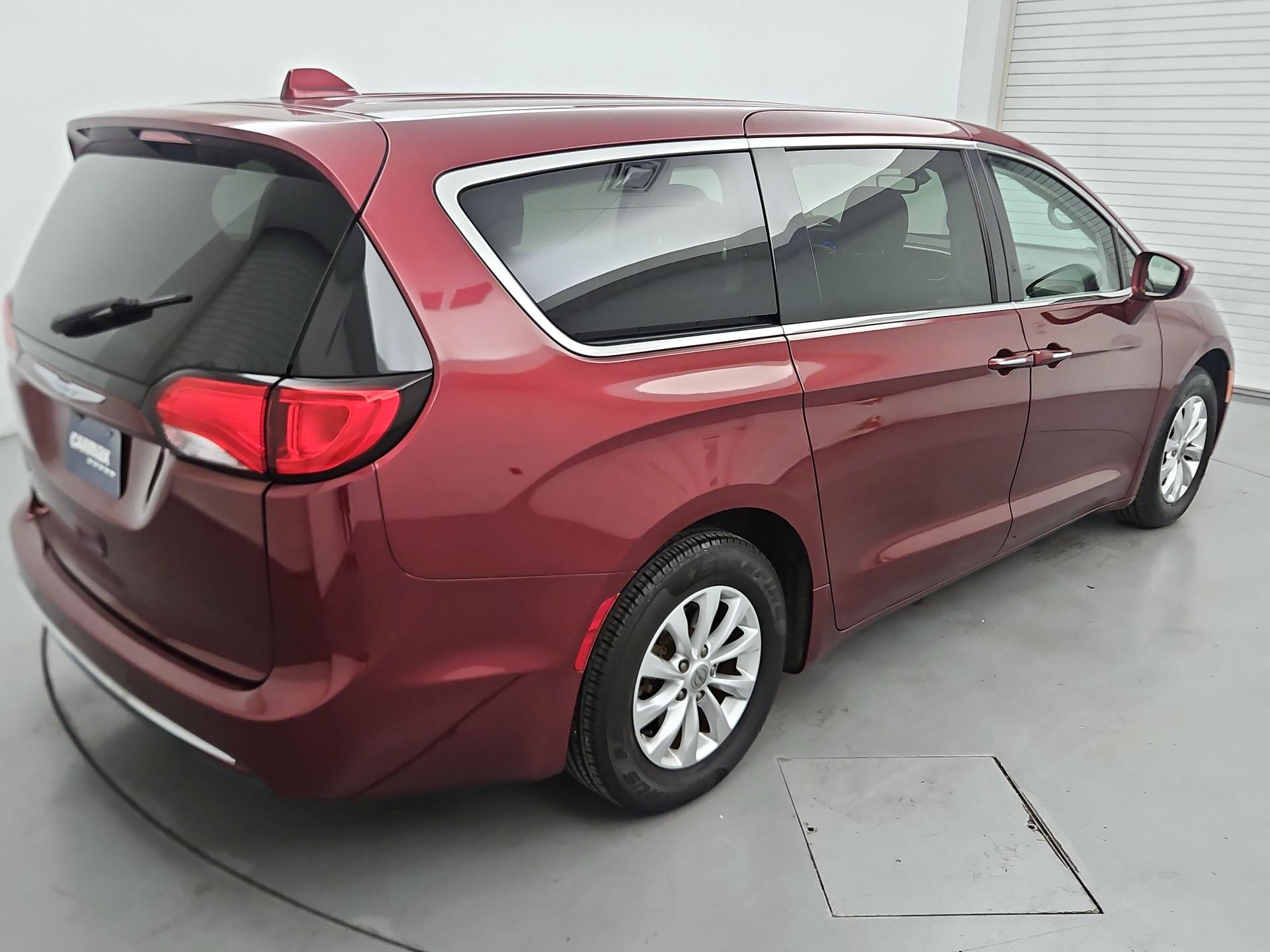 Thumbnail: 2018 Chrysler Pacifica - 5