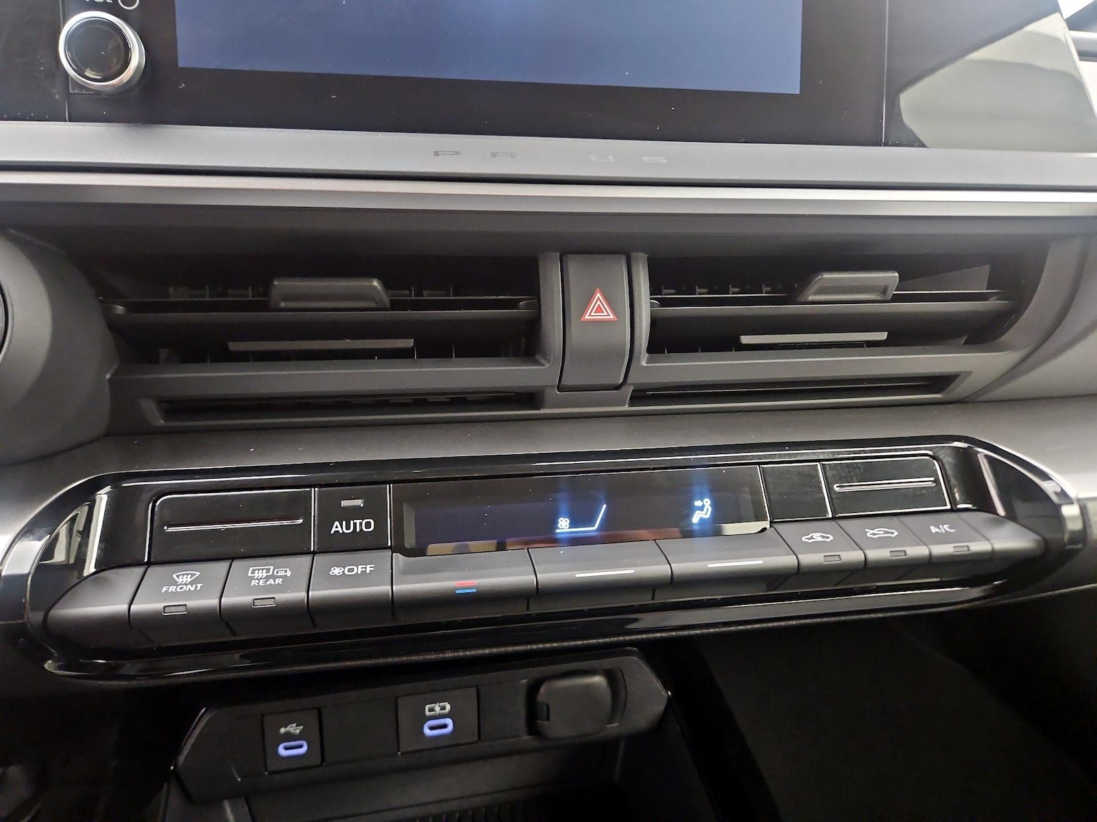 2026 Toyota Prius LE - Photo 15